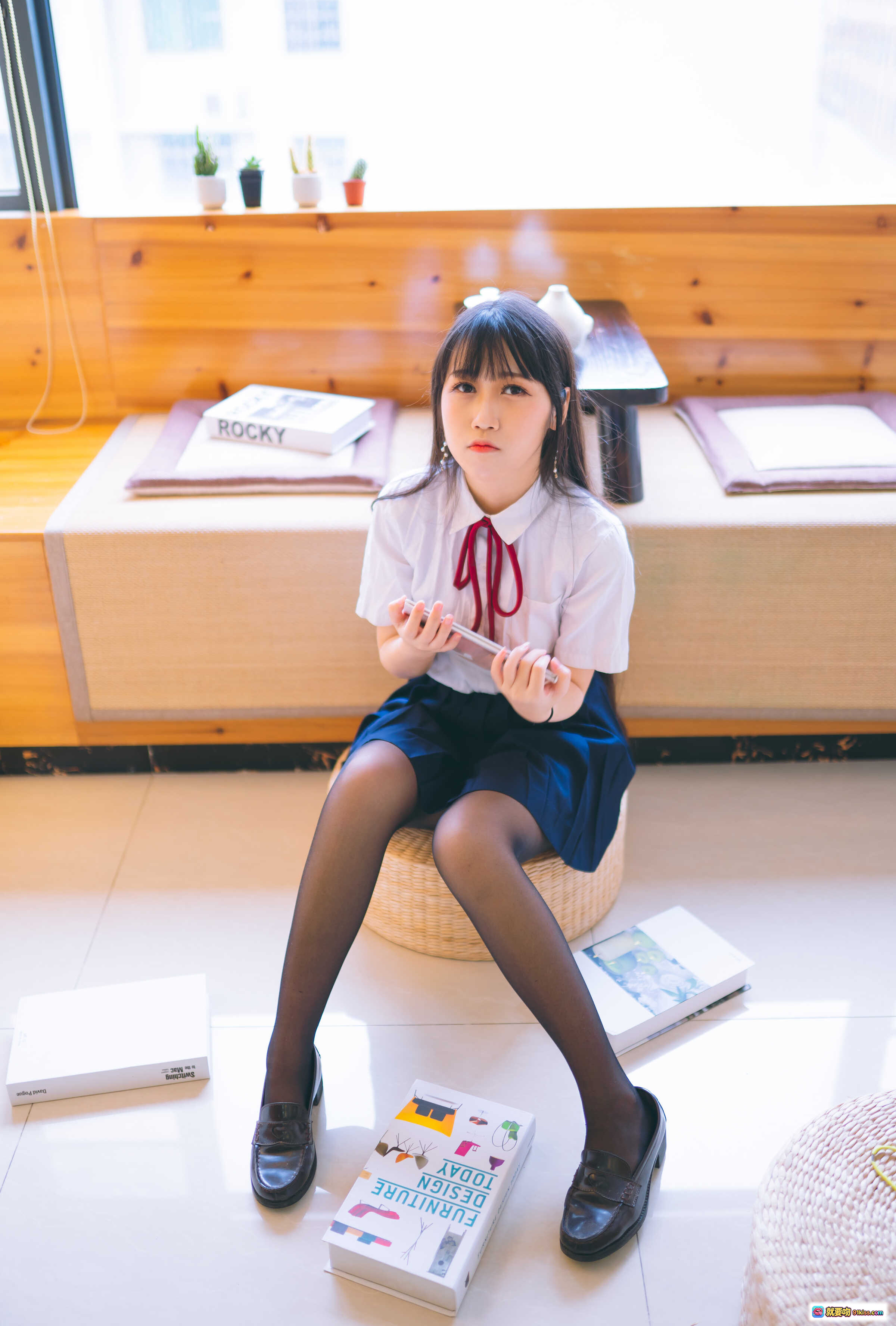 图片[7] - 不呆猫NO.023校服JK少女写真｜深蓝制服+红领结+黑丝美腿+日系窗边坐姿摄影 - 就要吻