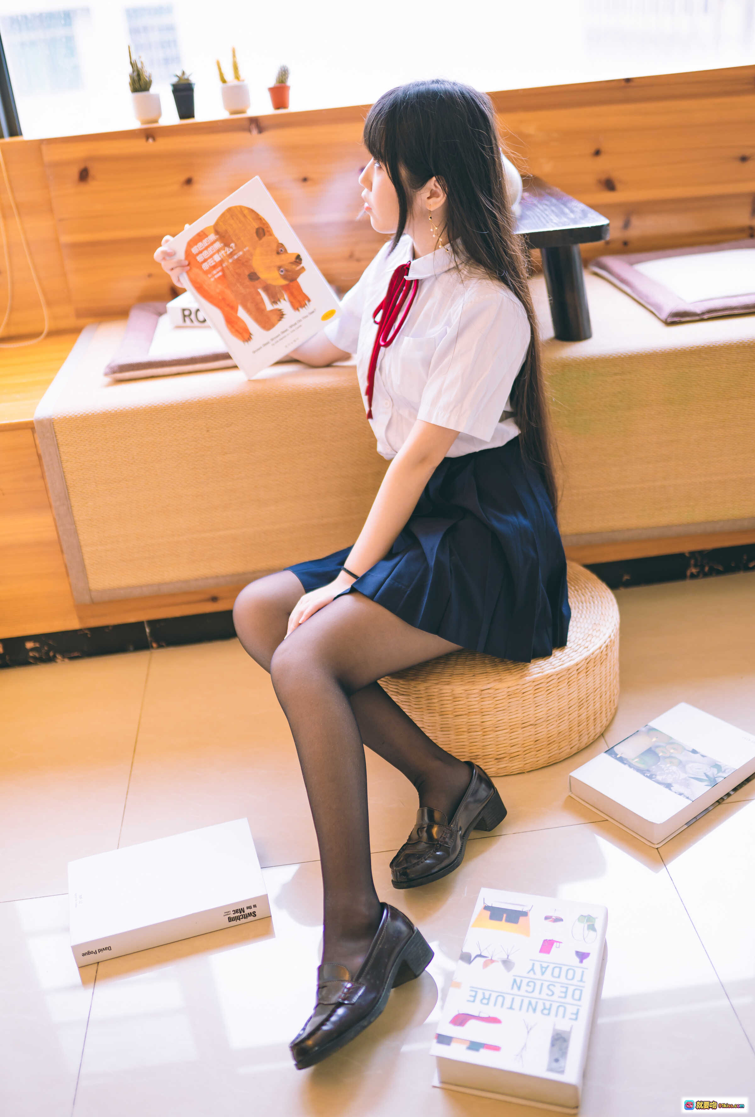 图片[4] - 不呆猫NO.023校服JK少女写真｜深蓝制服+红领结+黑丝美腿+日系窗边坐姿摄影 - 就要吻