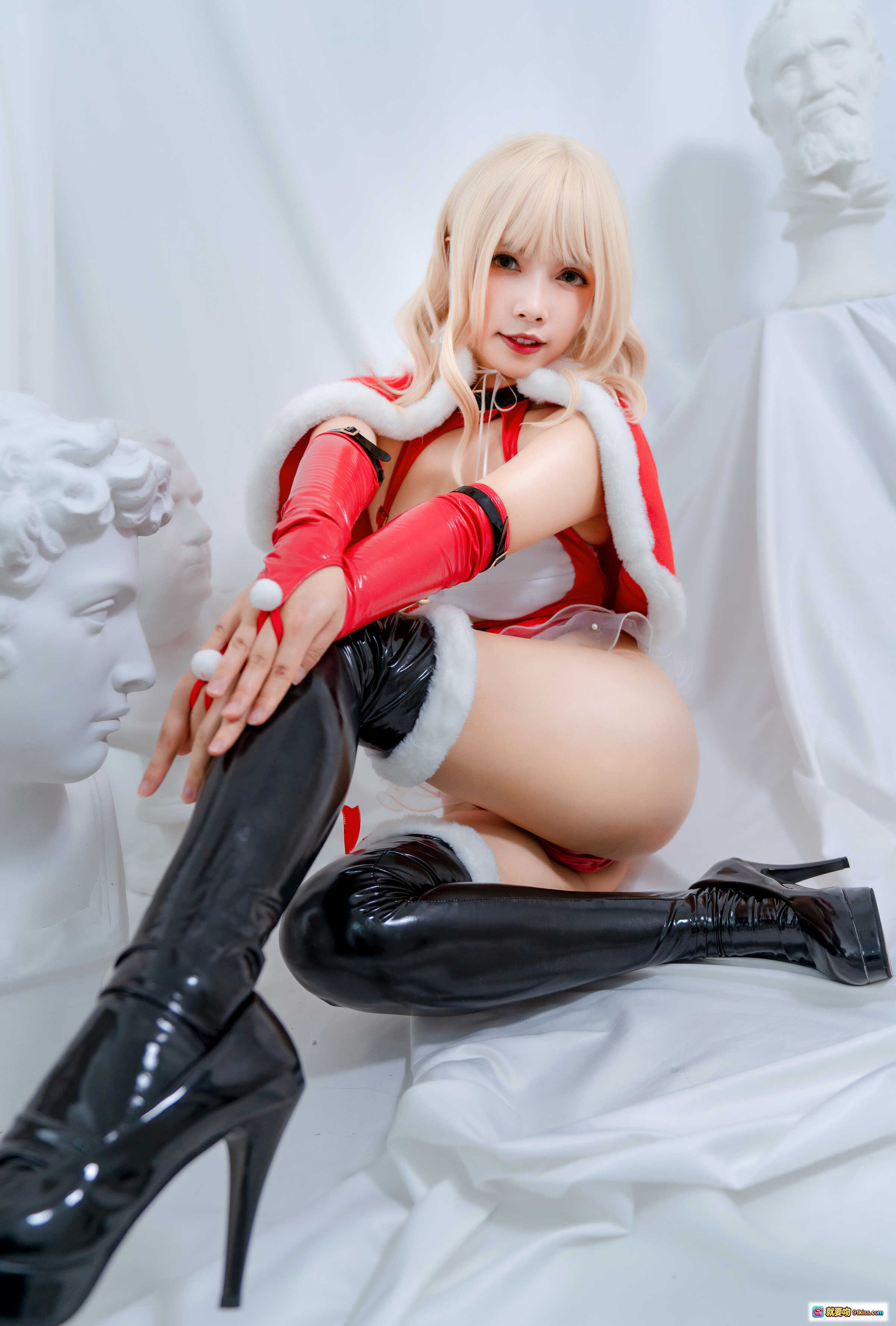 图片[1] - Neko薇薇NO.002雪夜锦礼圣诞cos写真｜红白毛绒外套+黑漆皮高跟长靴+金发少女坐姿美腿特写 - 就要吻