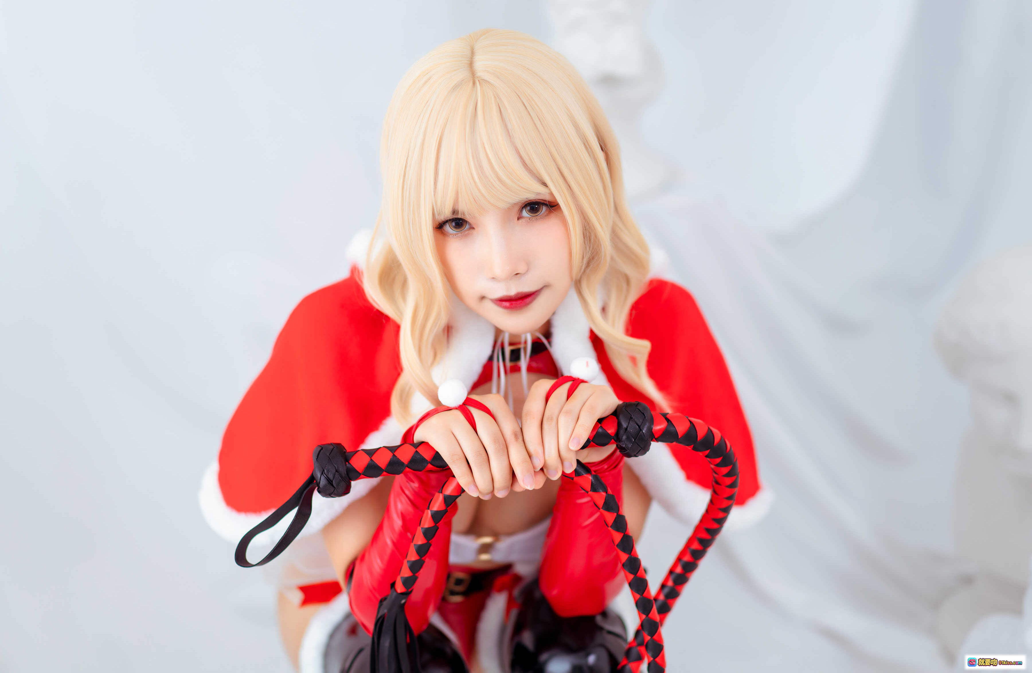 图片[7] - Neko薇薇NO.002雪夜锦礼圣诞cos写真｜红白毛绒外套+黑漆皮高跟长靴+金发少女坐姿美腿特写 - 就要吻