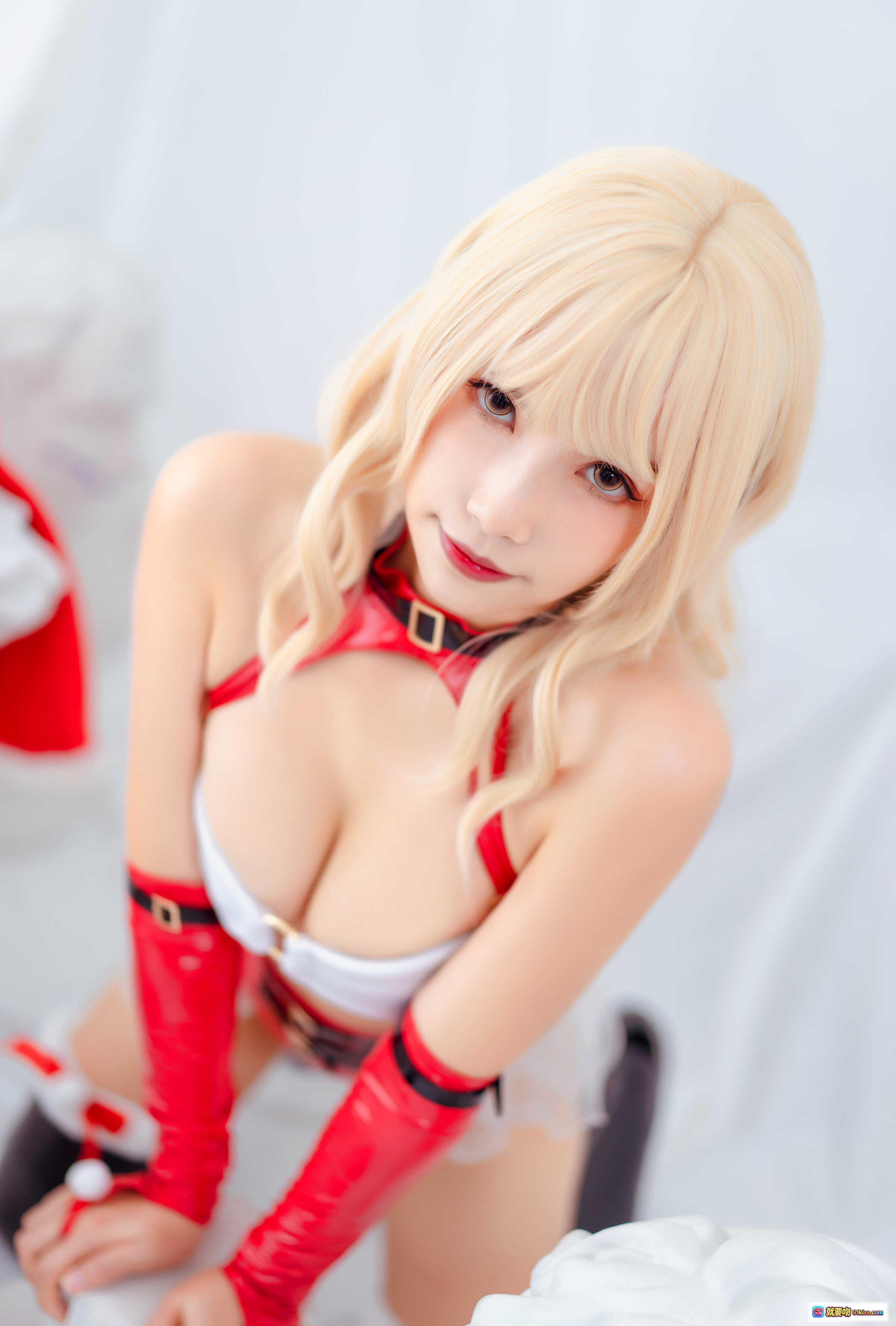 图片[10] - Neko薇薇NO.002雪夜锦礼圣诞cos写真｜红白毛绒外套+黑漆皮高跟长靴+金发少女坐姿美腿特写 - 就要吻