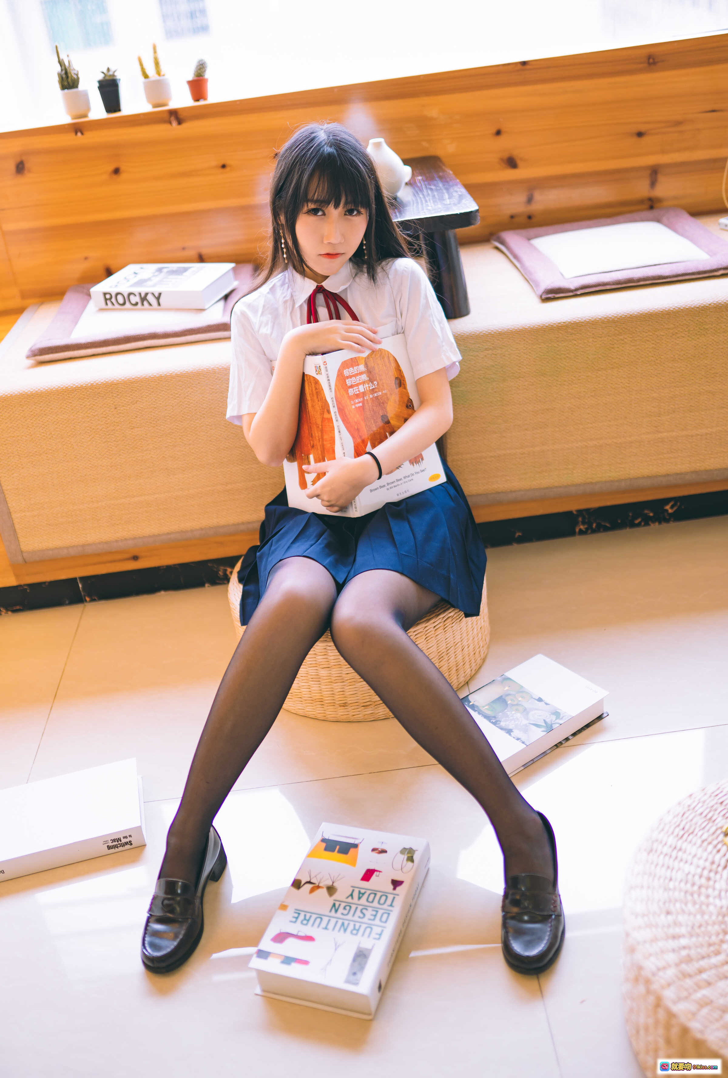 图片[5] - 不呆猫NO.023校服JK少女写真｜深蓝制服+红领结+黑丝美腿+日系窗边坐姿摄影 - 就要吻