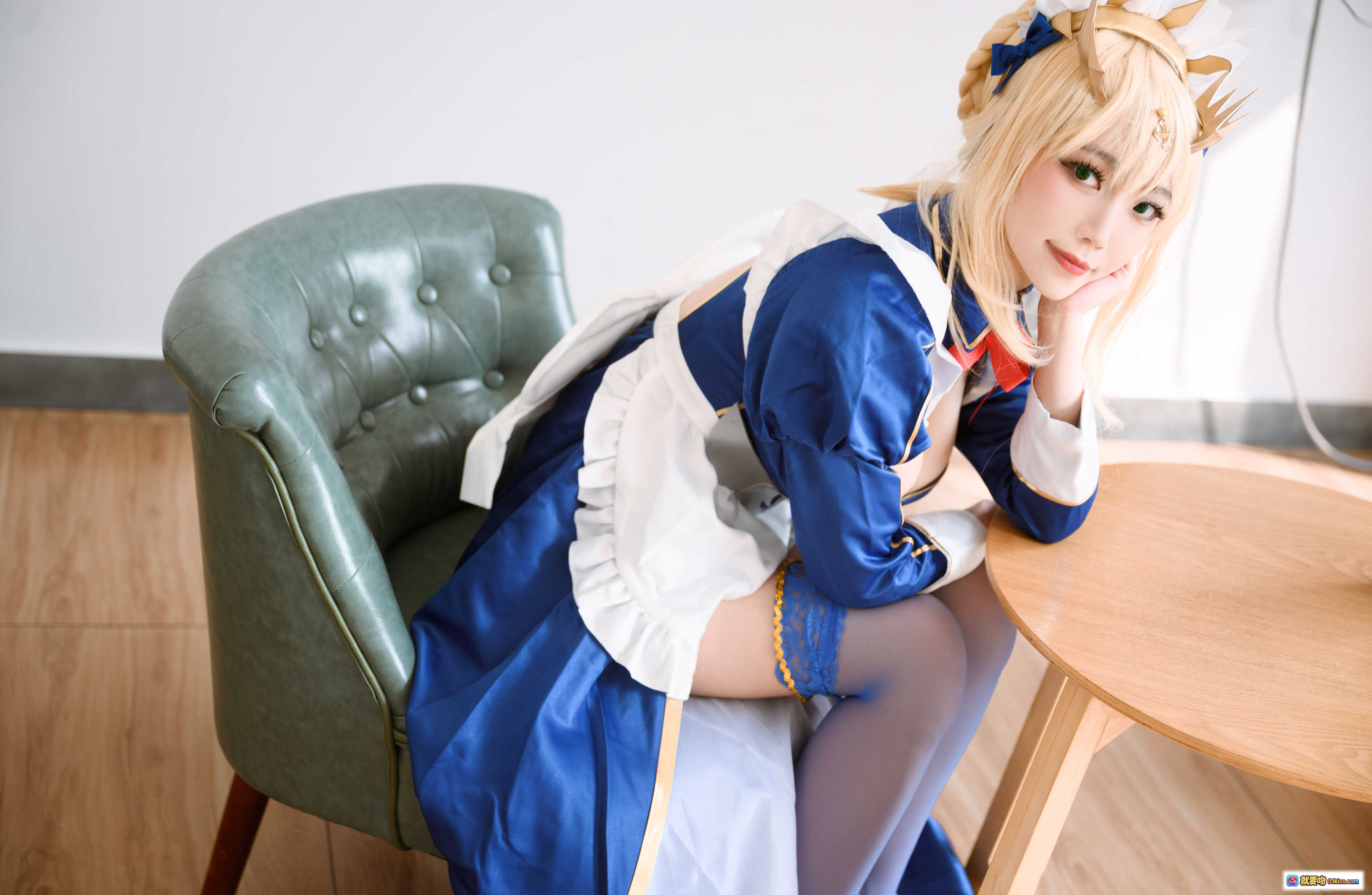 图片[8] - 汪知子NO.001白枪呆COS写真 | 蓝白女仆装+金色王冠+红领结+蕾丝长袜 | 精致妆容性感坐姿美图 - 就要吻