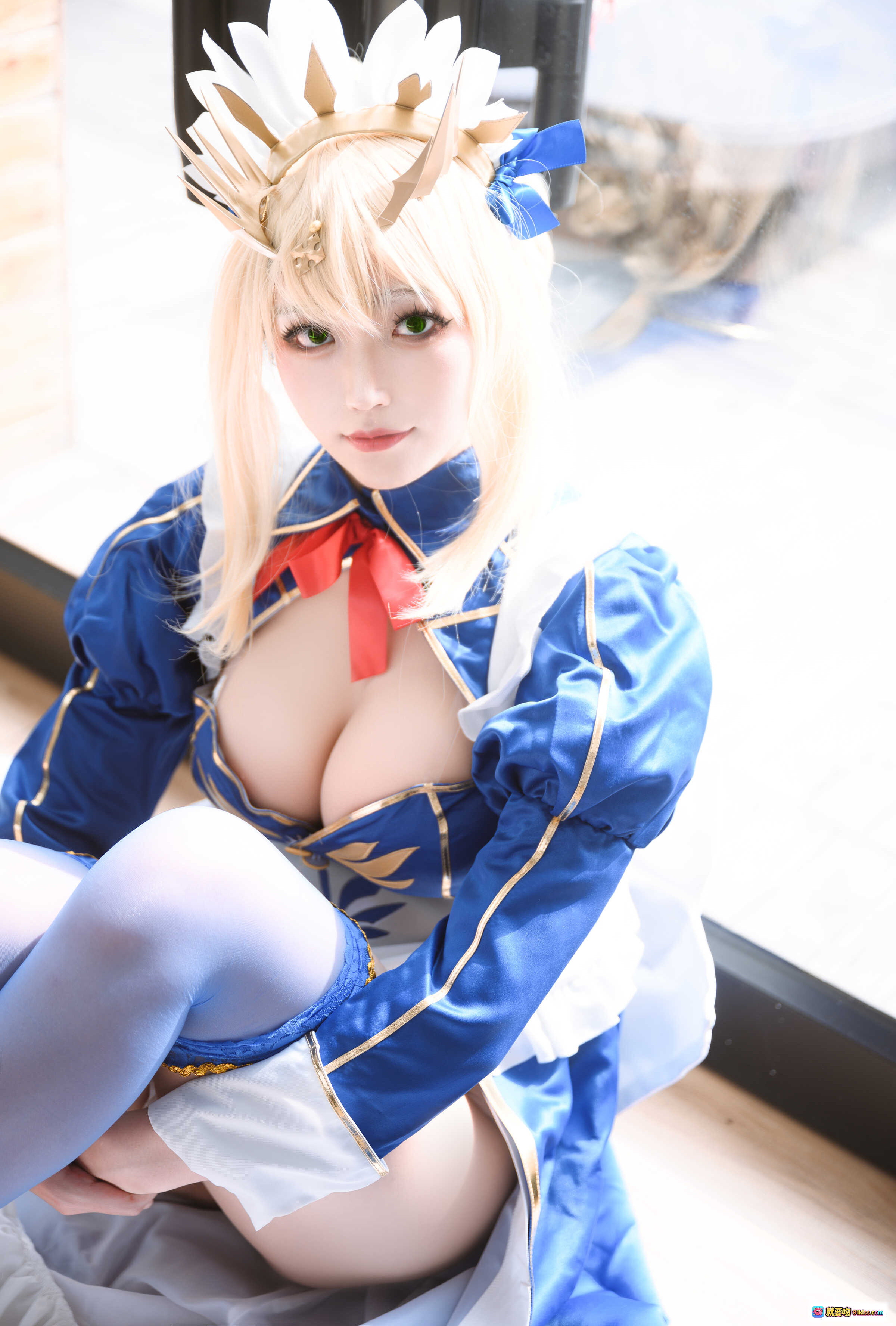 图片[10] - 汪知子NO.001白枪呆COS写真 | 蓝白女仆装+金色王冠+红领结+蕾丝长袜 | 精致妆容性感坐姿美图 - 就要吻