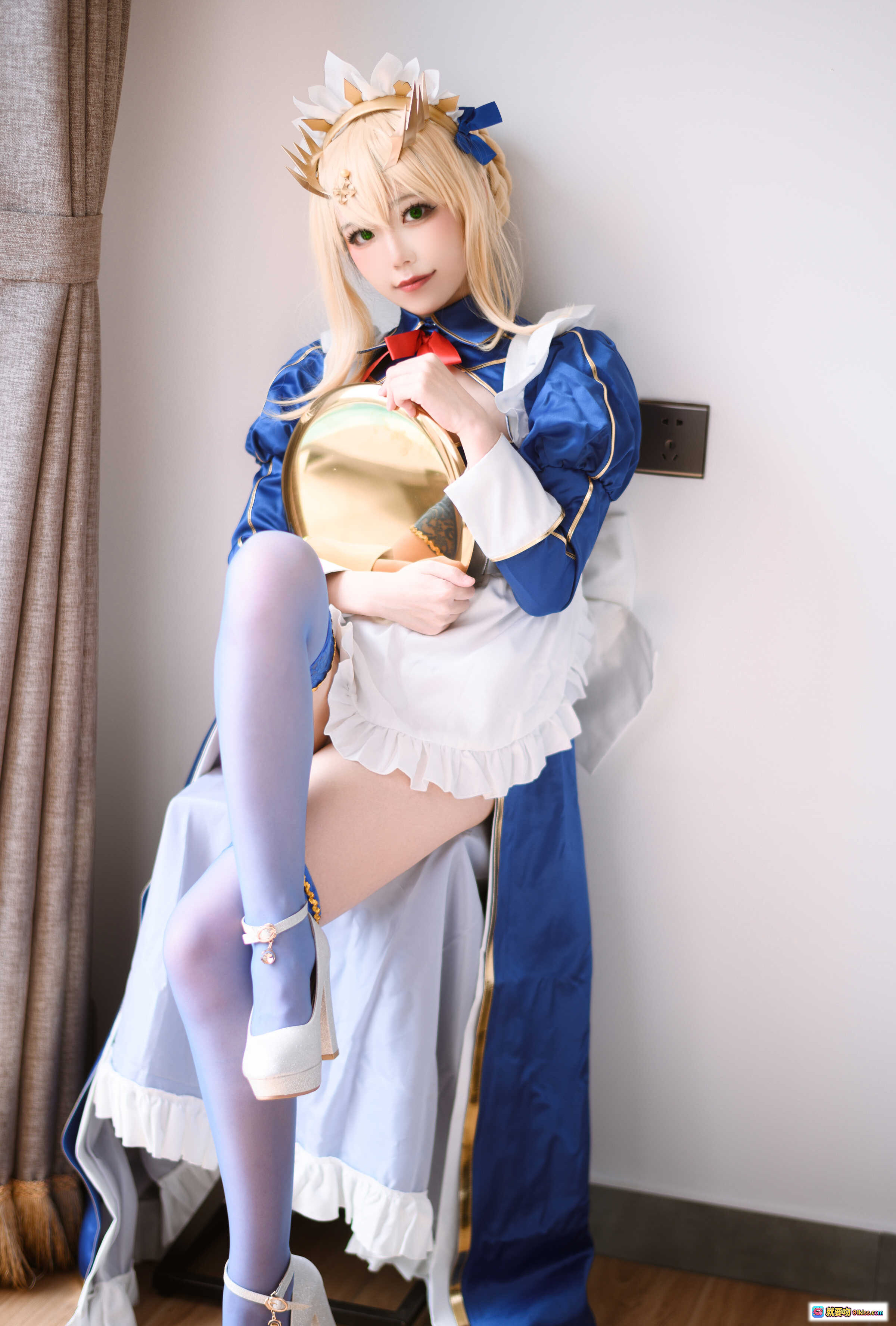 图片[2] - 汪知子NO.001白枪呆COS写真 | 蓝白女仆装+金色王冠+红领结+蕾丝长袜 | 精致妆容性感坐姿美图 - 就要吻