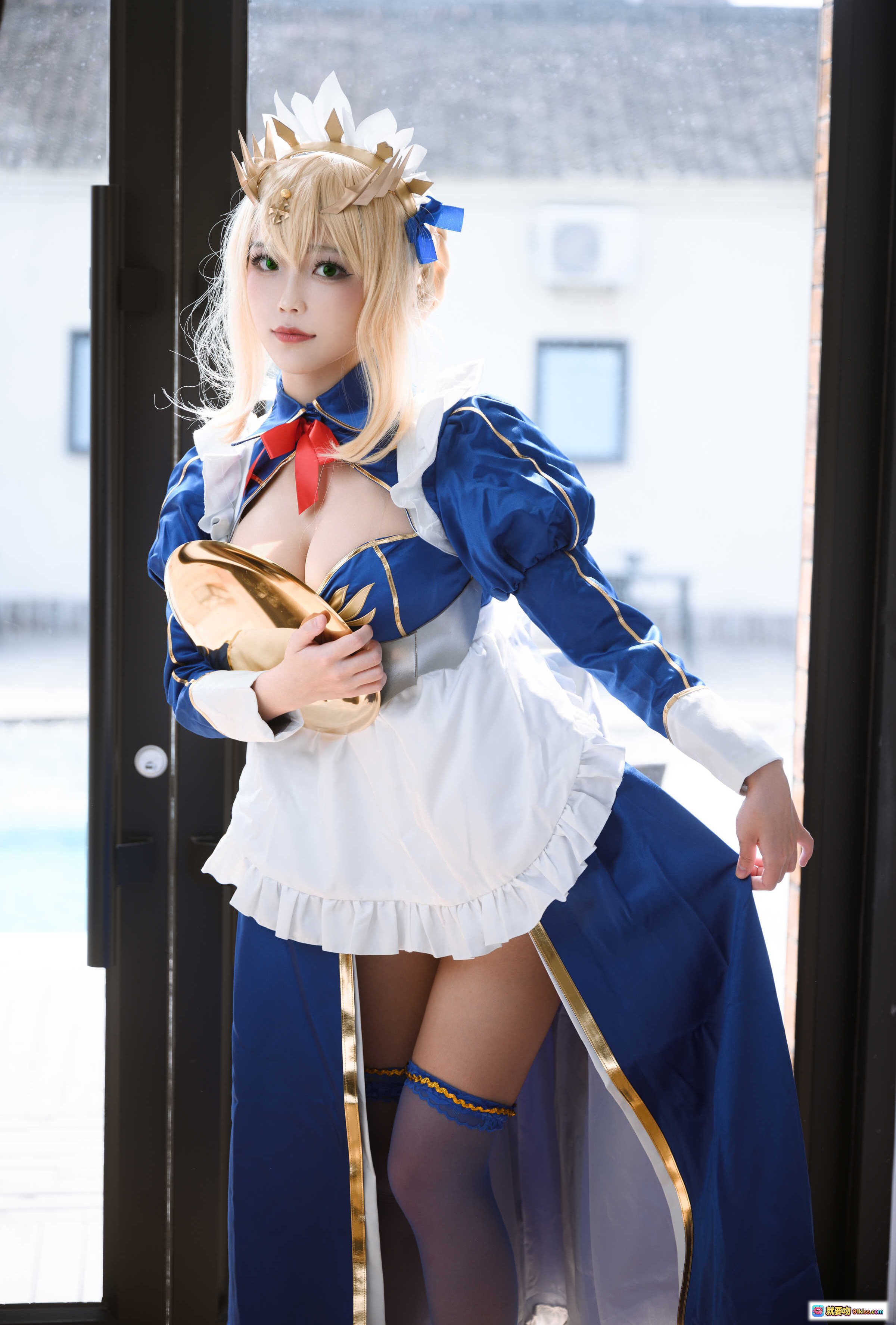 图片[7] - 汪知子NO.001白枪呆COS写真 | 蓝白女仆装+金色王冠+红领结+蕾丝长袜 | 精致妆容性感坐姿美图 - 就要吻
