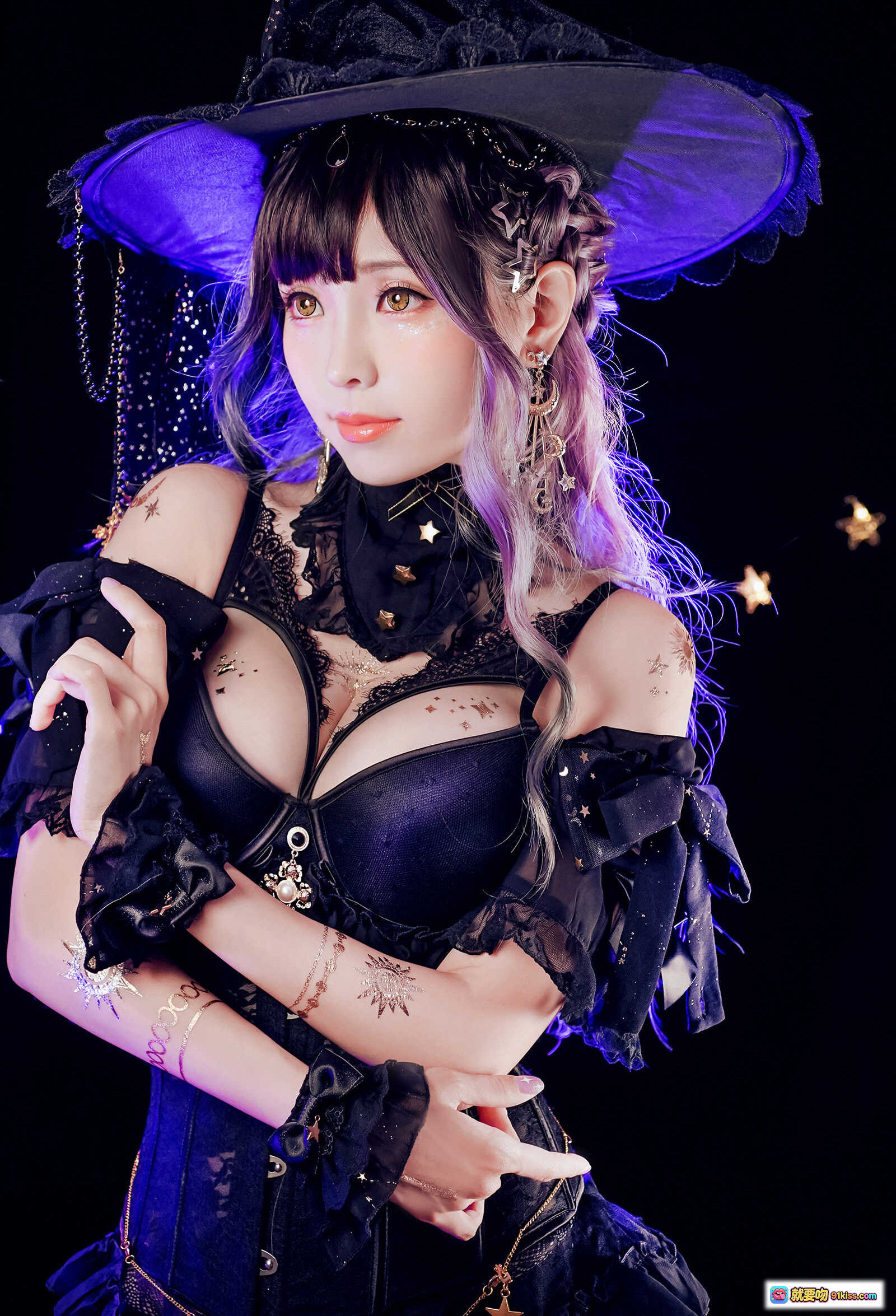 图片[2] - ElyEE子 NO.079 魔女與貓主題寫真｜黑蕾絲巫師帽造型｜哥特風性感內衣｜紫色光效背景｜74P高清圖集 - 就要吻