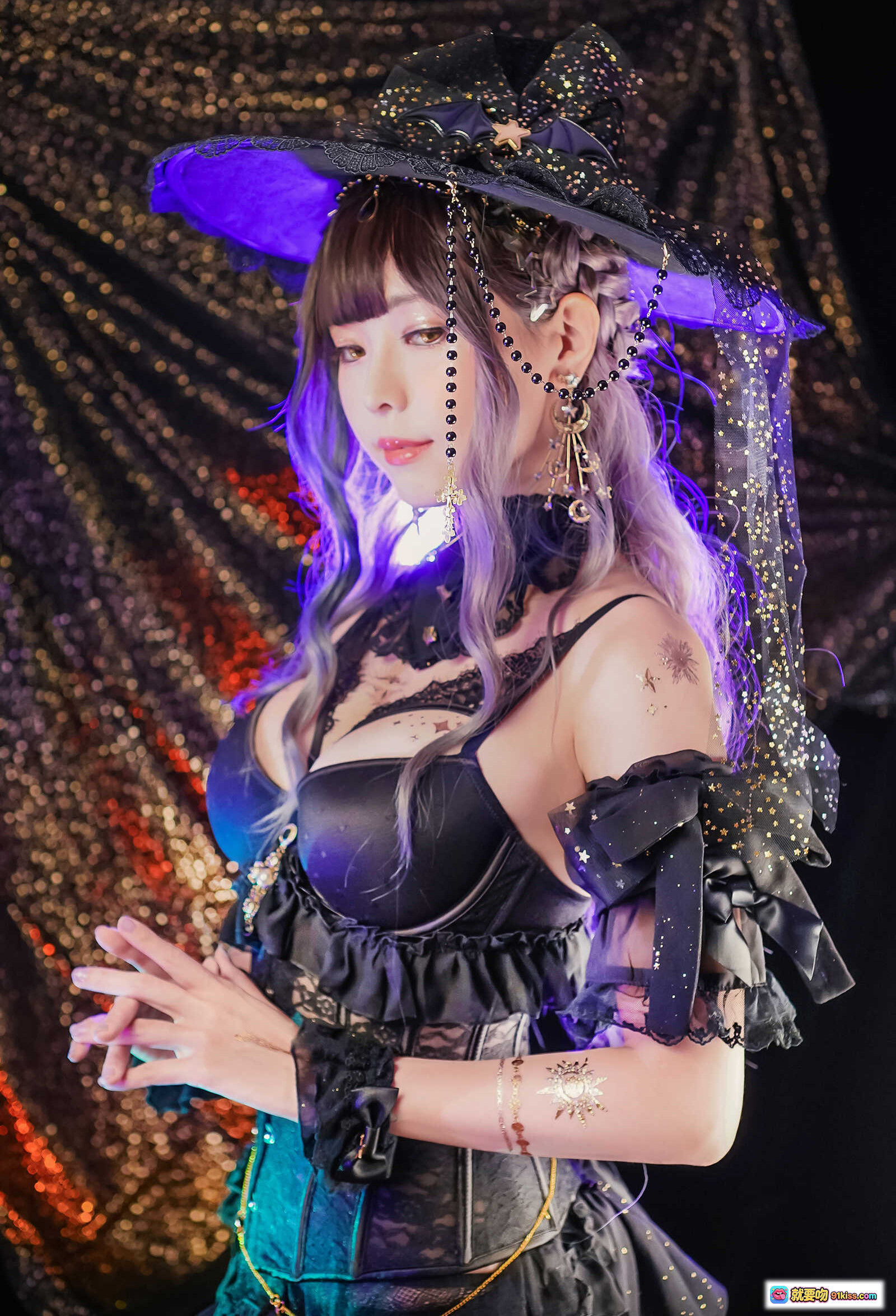 图片[7] - ElyEE子 NO.079 魔女與貓主題寫真｜黑蕾絲巫師帽造型｜哥特風性感內衣｜紫色光效背景｜74P高清圖集 - 就要吻