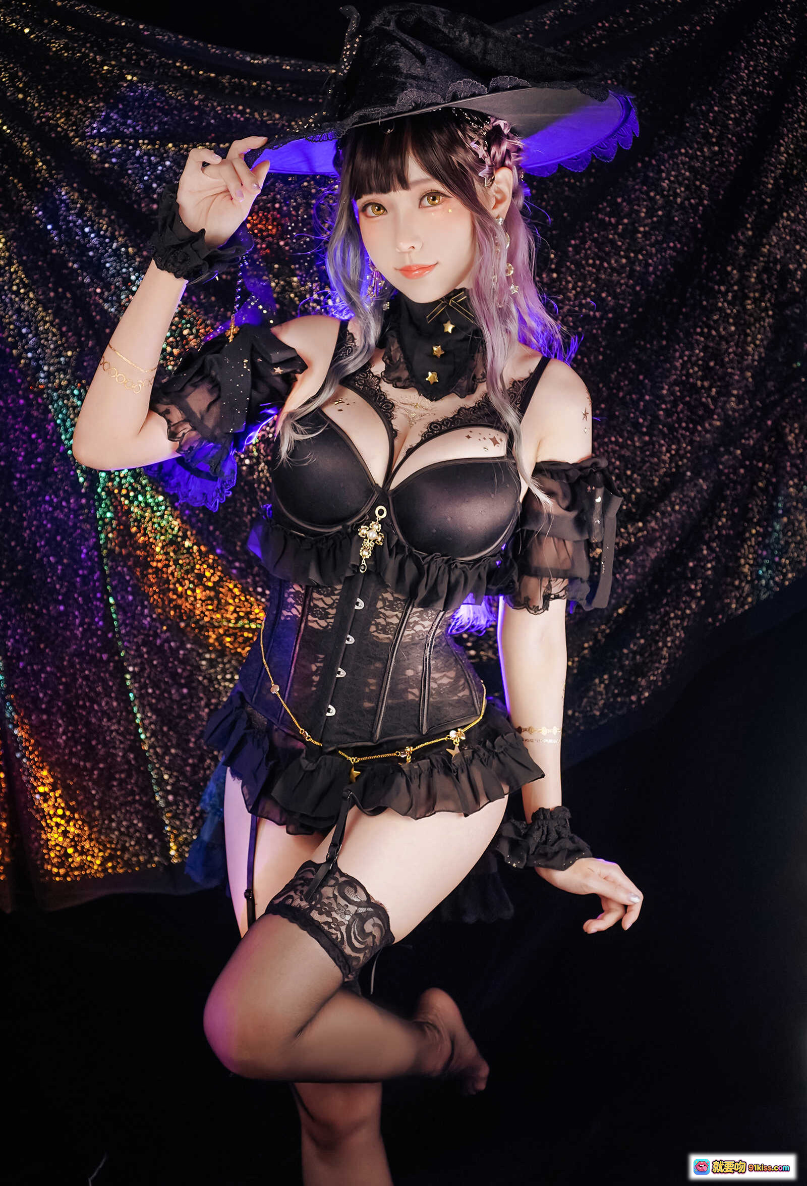 图片[8] - ElyEE子 NO.079 魔女與貓主題寫真｜黑蕾絲巫師帽造型｜哥特風性感內衣｜紫色光效背景｜74P高清圖集 - 就要吻