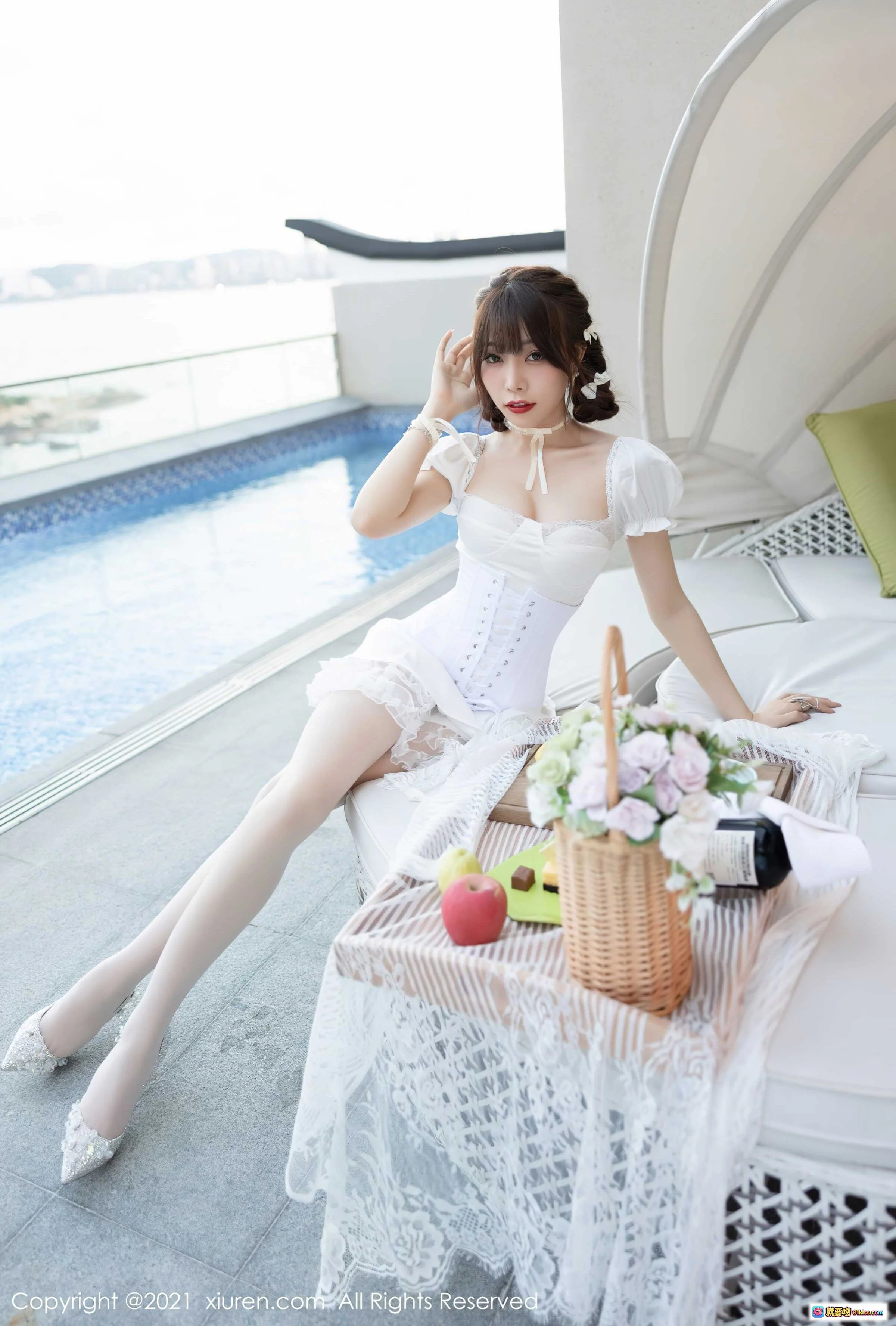 芝芝Booty白色洛丽塔连衣裙海边泳池写真 甜美少女风蕾丝短裙高跟鞋花篮野餐场景 XiuRen秀人网No.3998 - 就要吻