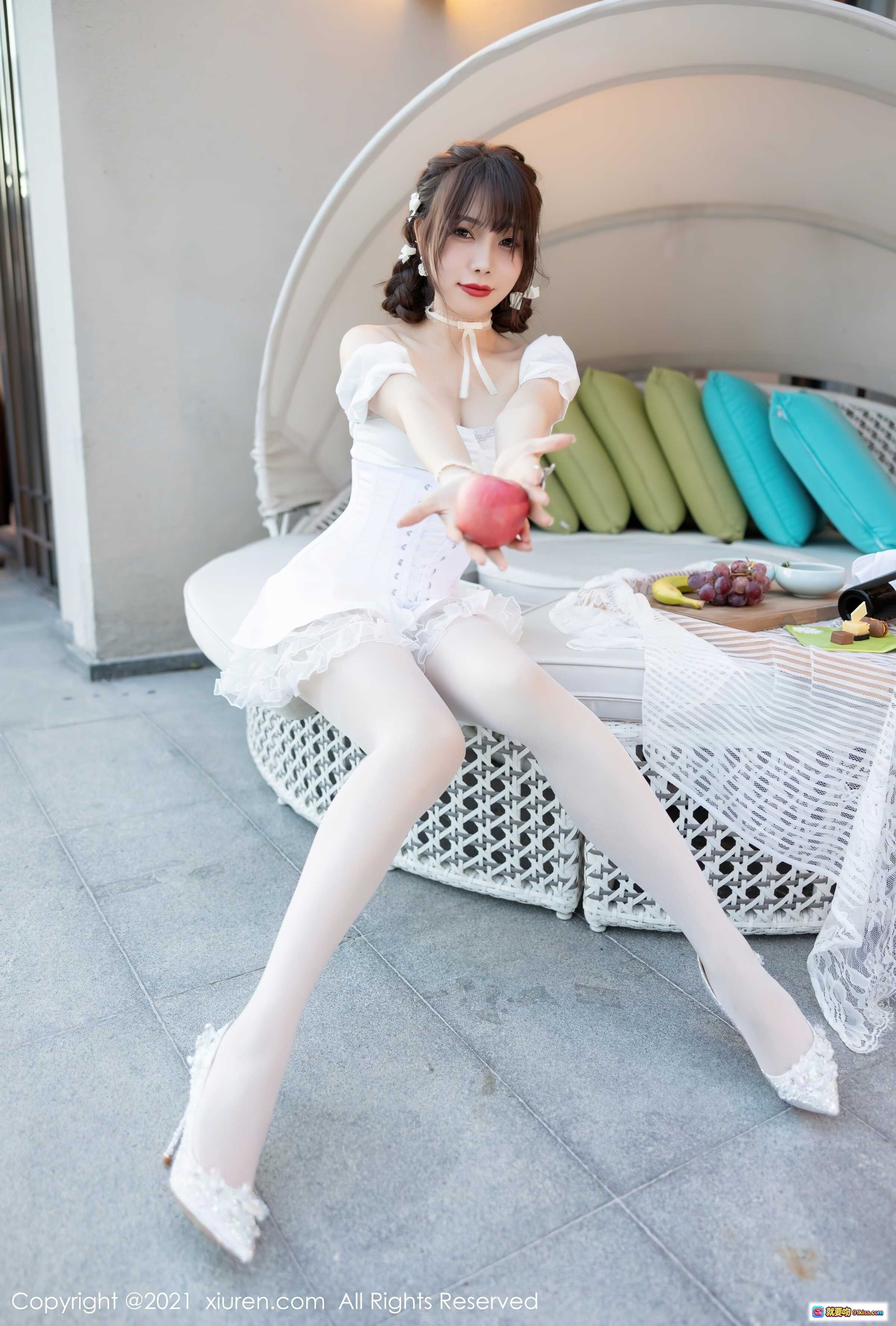 图片[10] - 芝芝Booty白色洛丽塔连衣裙海边泳池写真 甜美少女风蕾丝短裙高跟鞋花篮野餐场景 XiuRen秀人网No.3998 - 就要吻