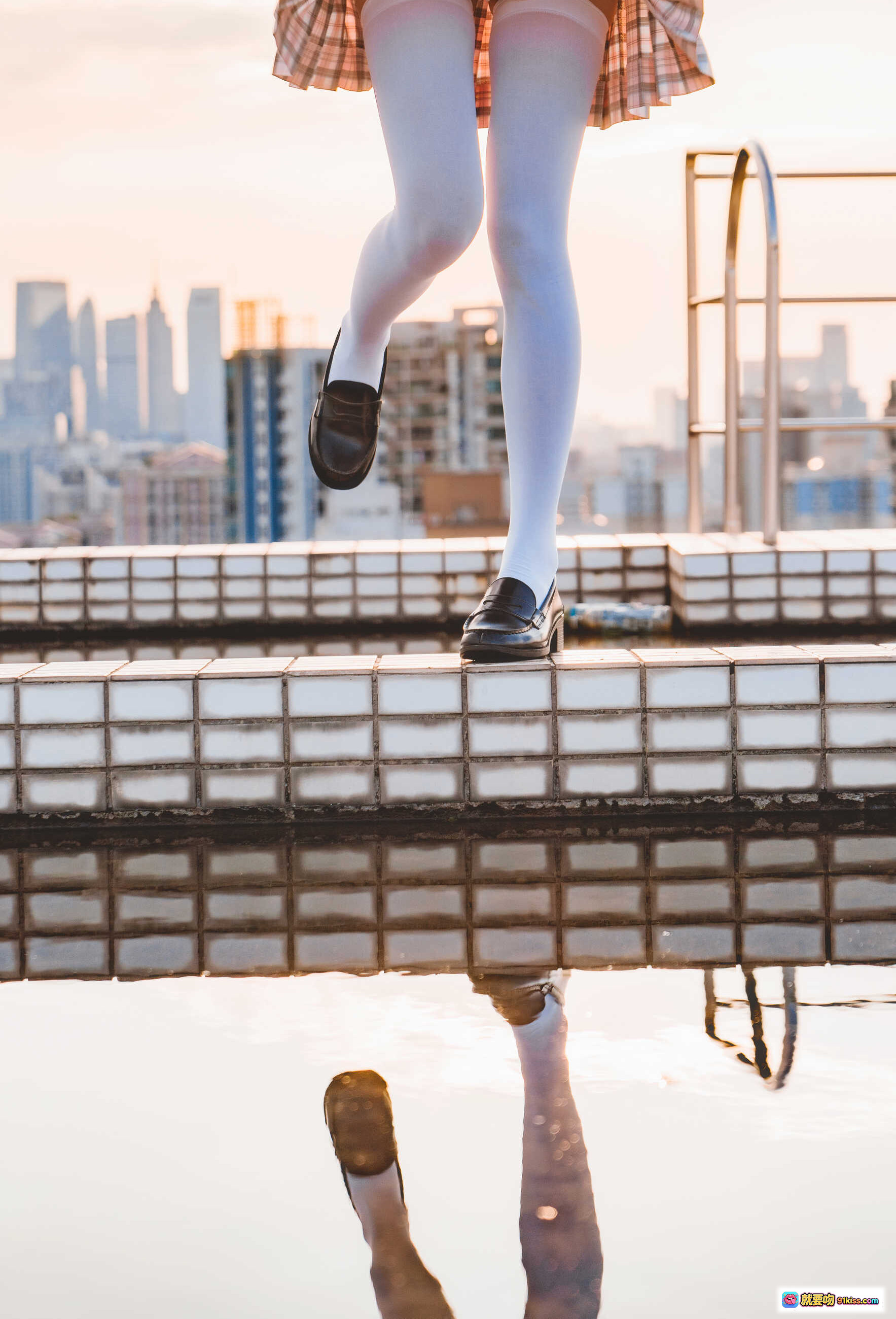 图片[3] - 桜桃喵107橘子汽水写真｜蓝天白云屋顶倒影少女JK制服清新风摄影图集 - 就要吻