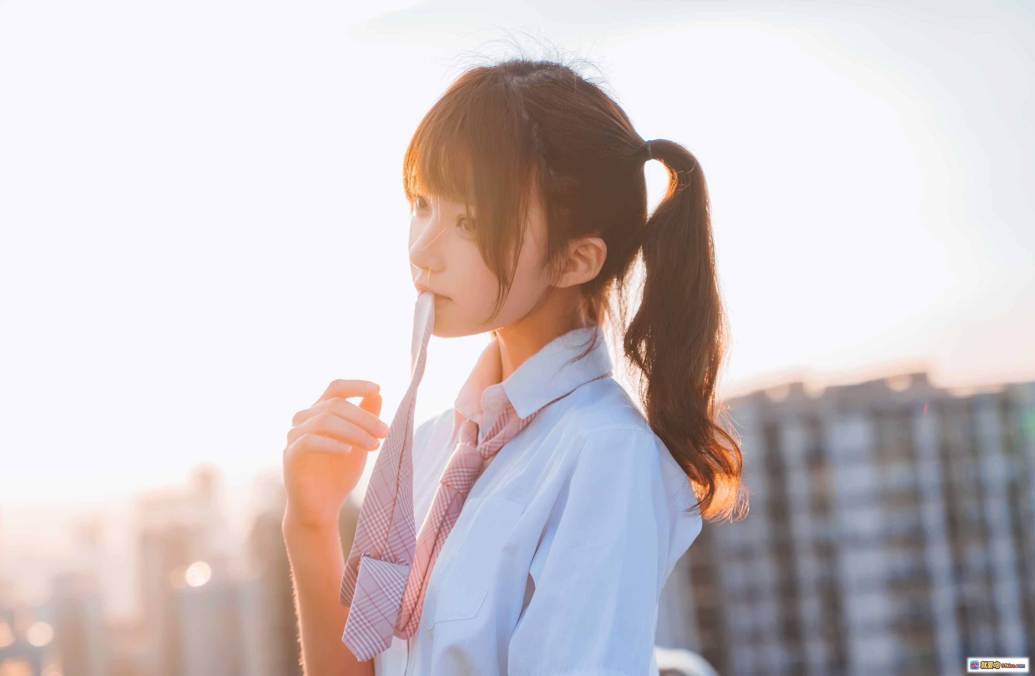 图片[4] - 桜桃喵107橘子汽水写真｜蓝天白云屋顶倒影少女JK制服清新风摄影图集 - 就要吻