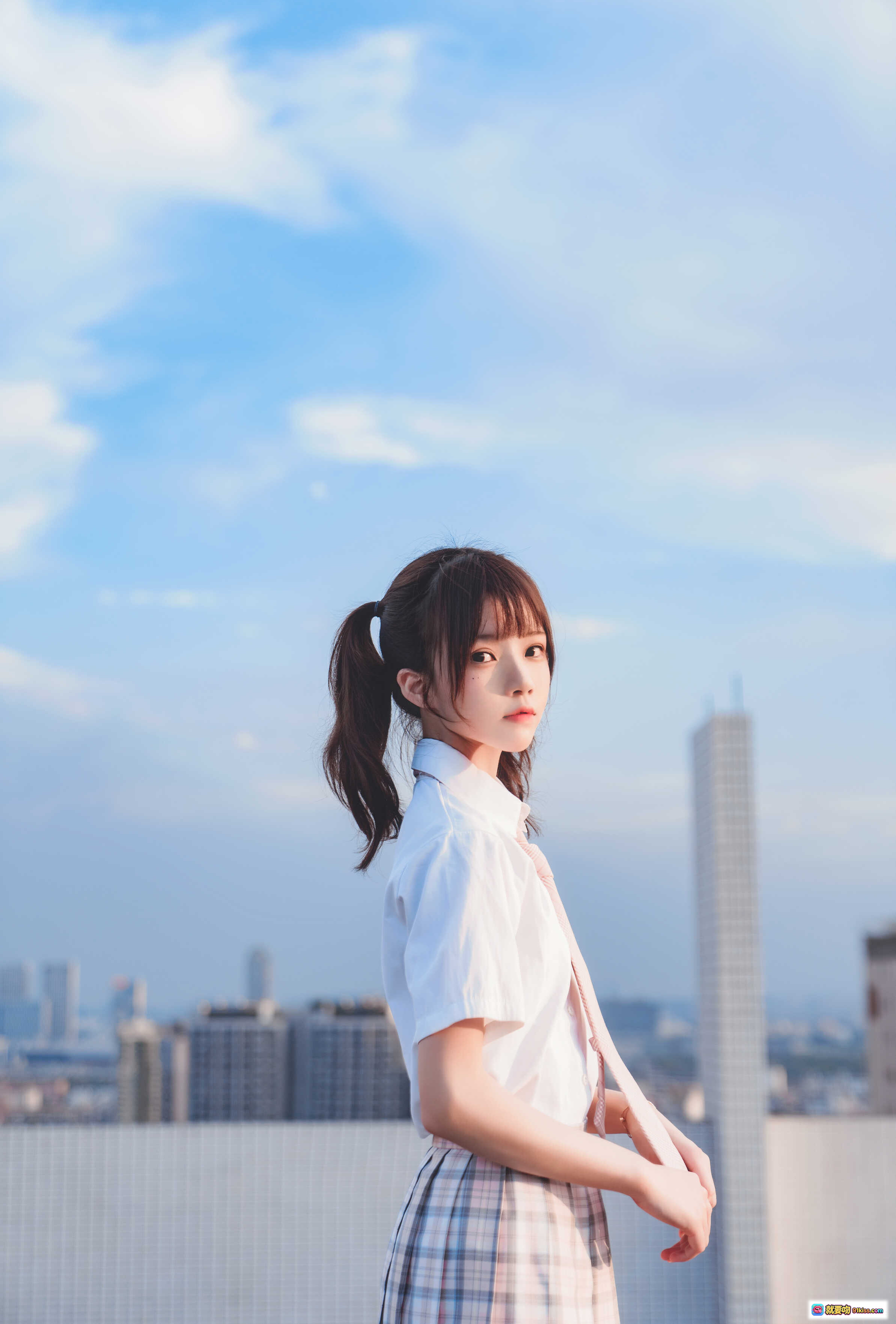 图片[5] - 桜桃喵107橘子汽水写真｜蓝天白云屋顶倒影少女JK制服清新风摄影图集 - 就要吻