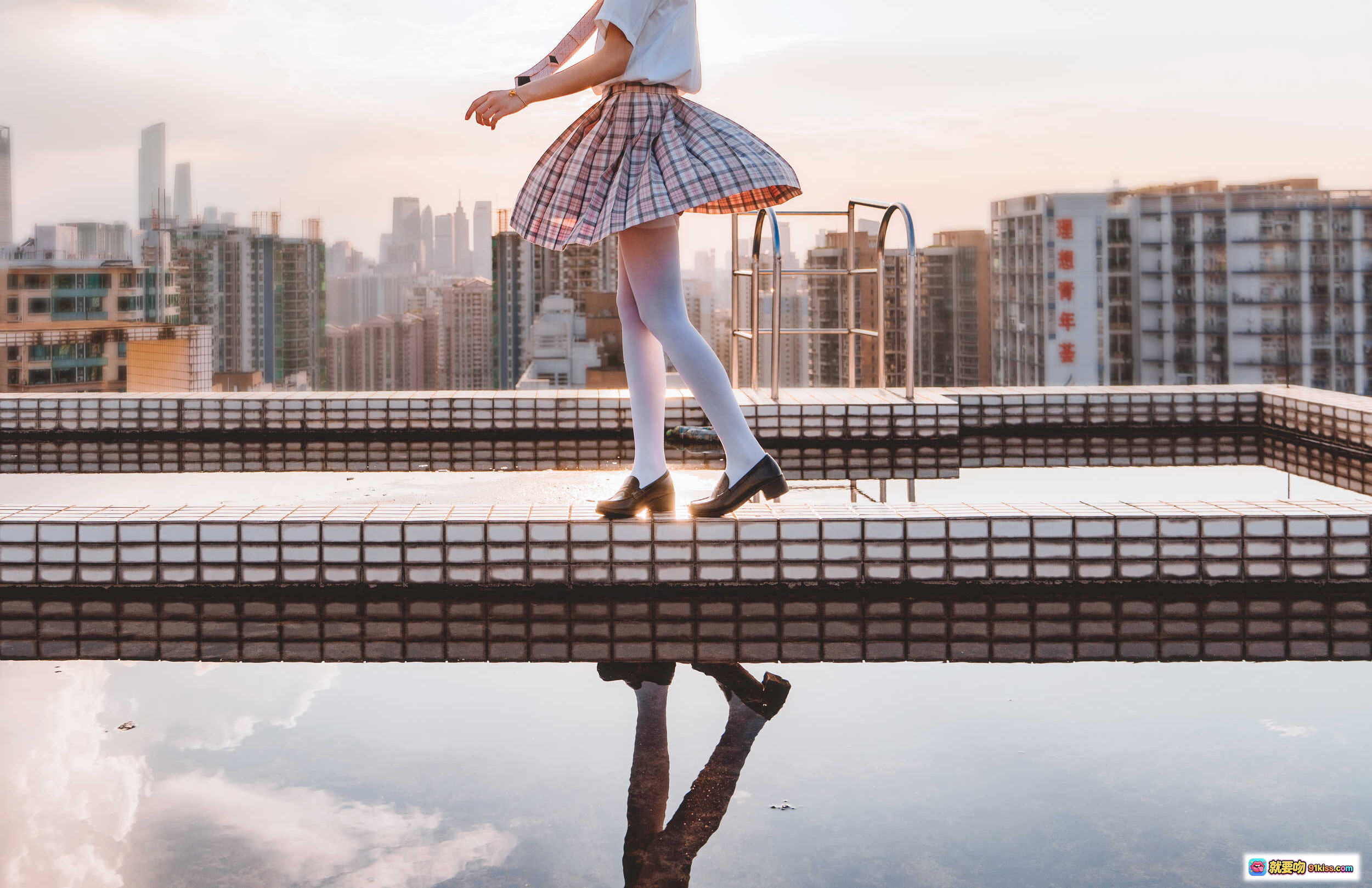 图片[10] - 桜桃喵107橘子汽水写真｜蓝天白云屋顶倒影少女JK制服清新风摄影图集 - 就要吻
