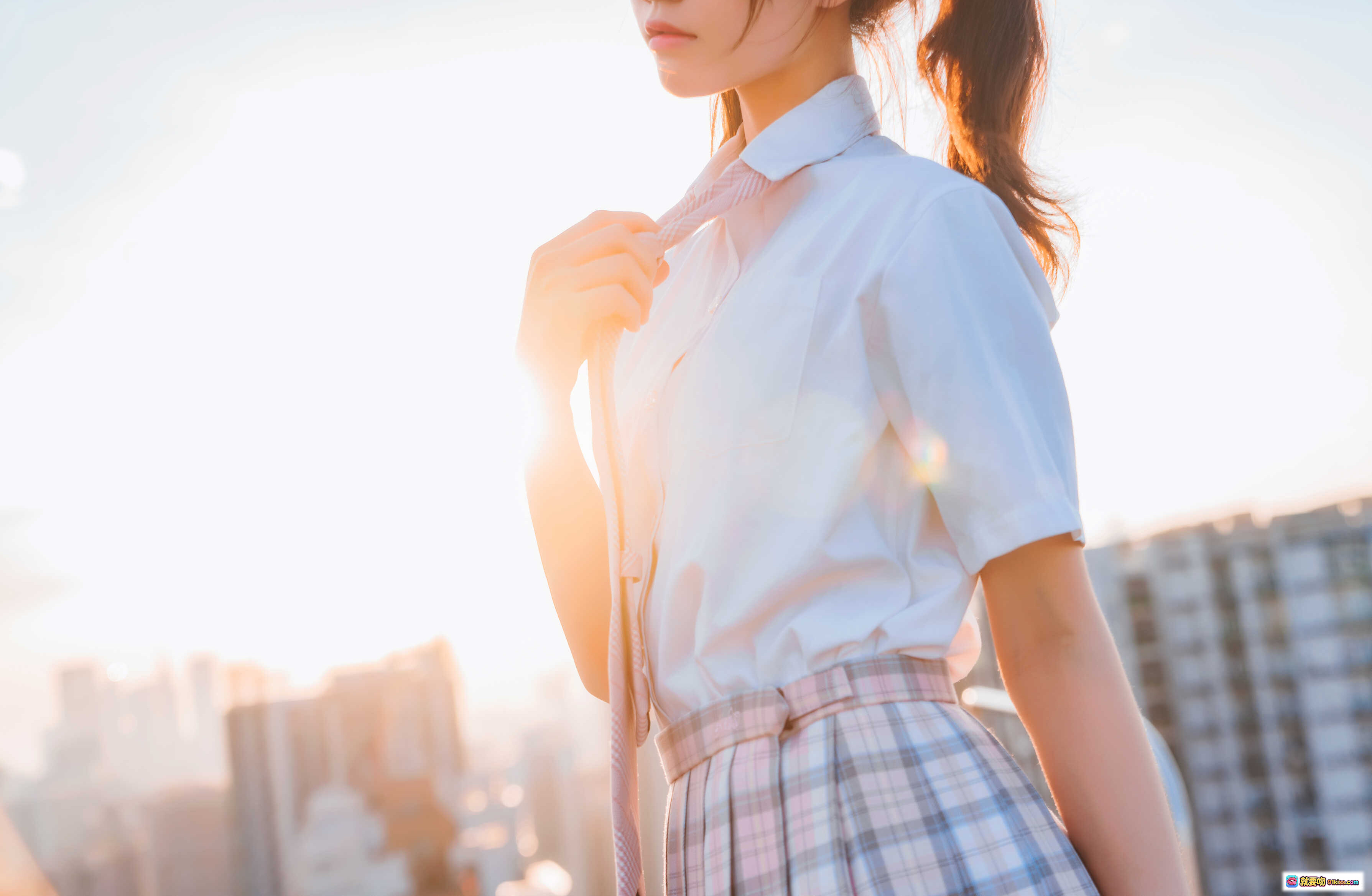 图片[8] - 桜桃喵107橘子汽水写真｜蓝天白云屋顶倒影少女JK制服清新风摄影图集 - 就要吻