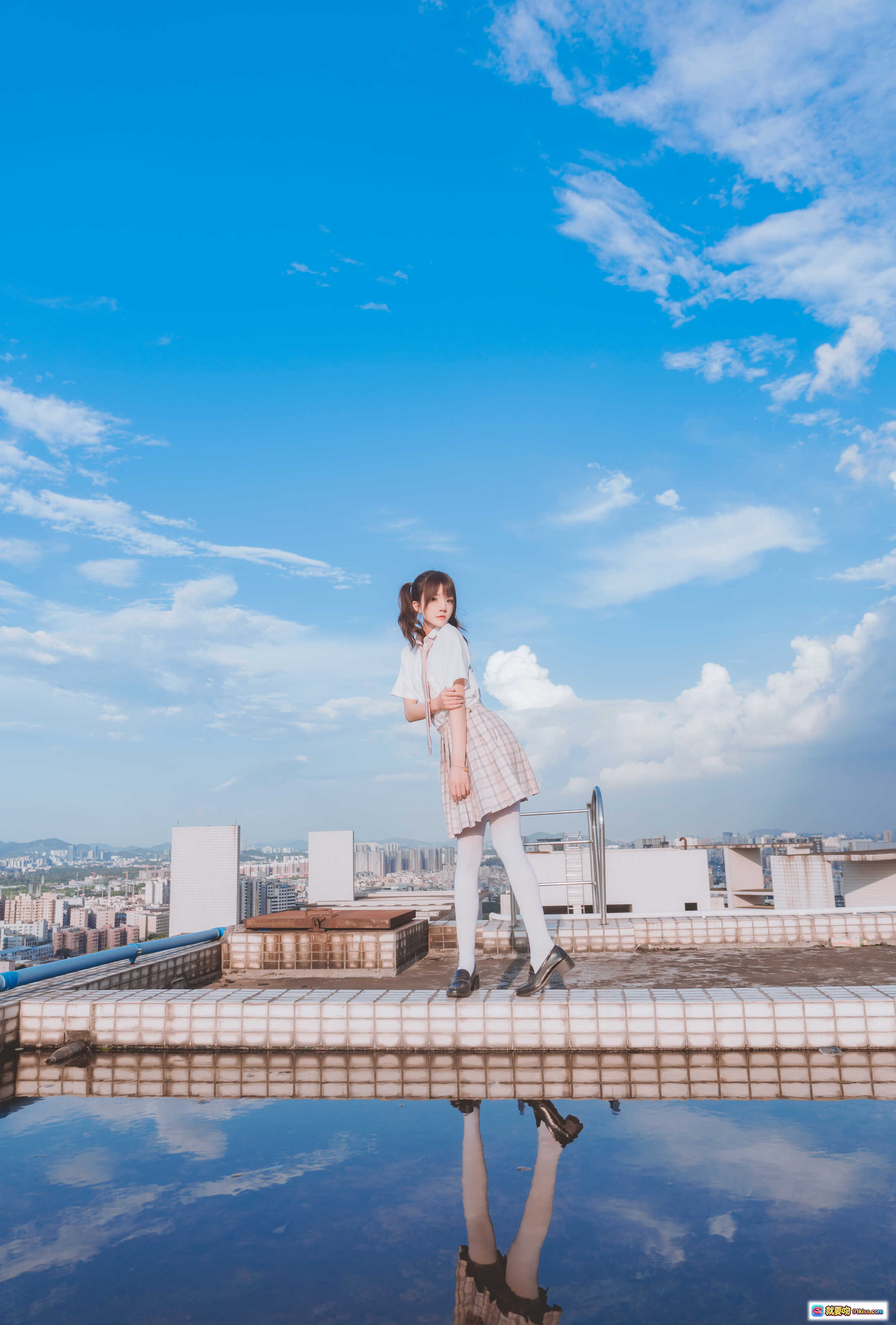 桜桃喵107橘子汽水写真｜蓝天白云屋顶倒影少女JK制服清新风摄影图集 - 就要吻