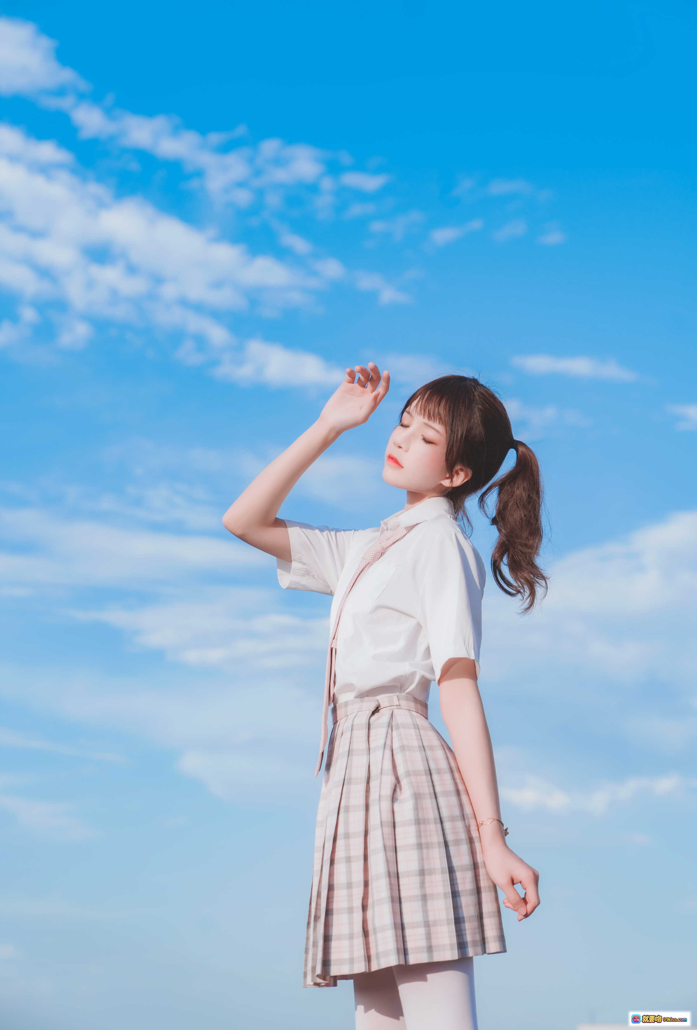 图片[6] - 桜桃喵107橘子汽水写真｜蓝天白云屋顶倒影少女JK制服清新风摄影图集 - 就要吻
