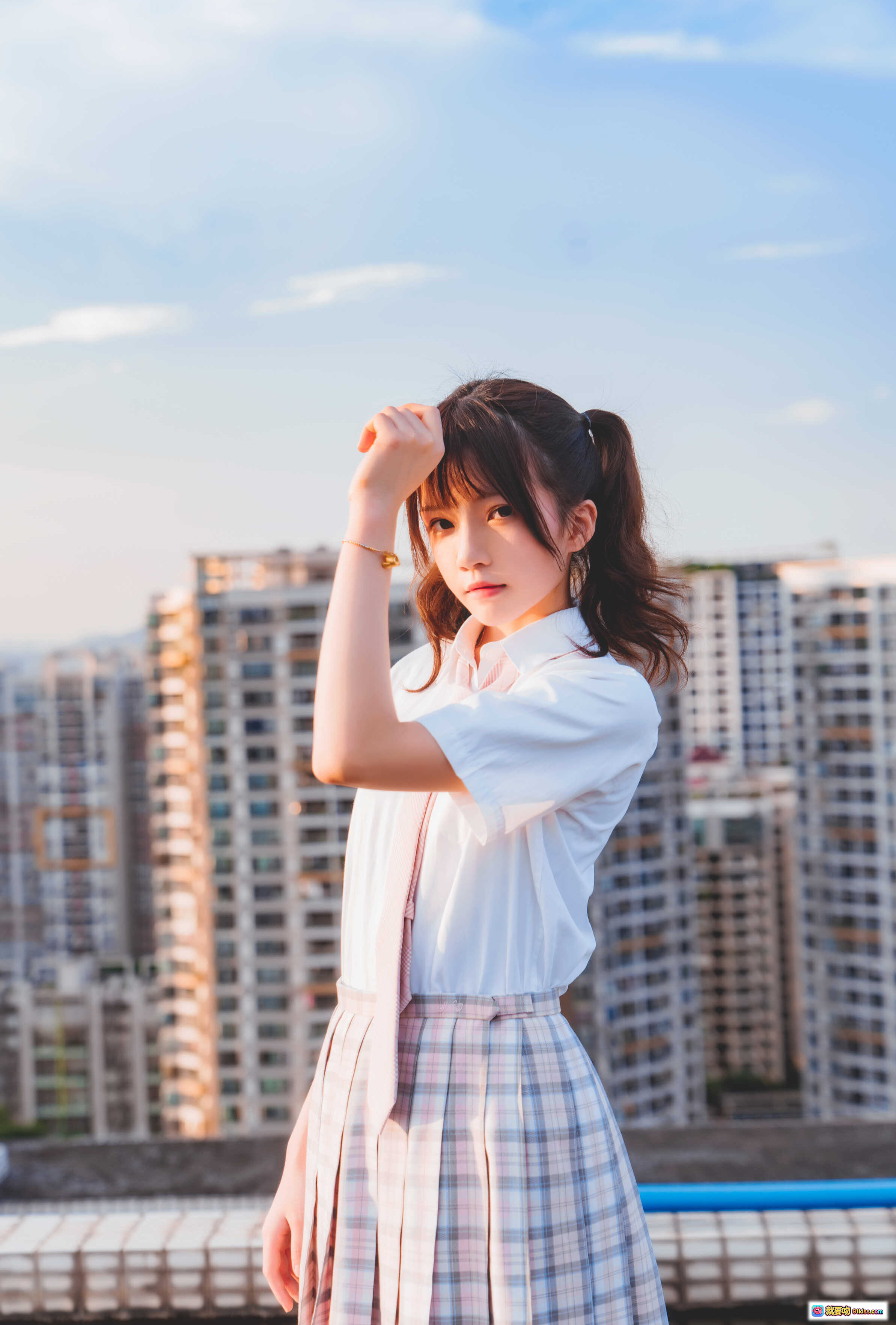 图片[2] - 桜桃喵107橘子汽水写真｜蓝天白云屋顶倒影少女JK制服清新风摄影图集 - 就要吻