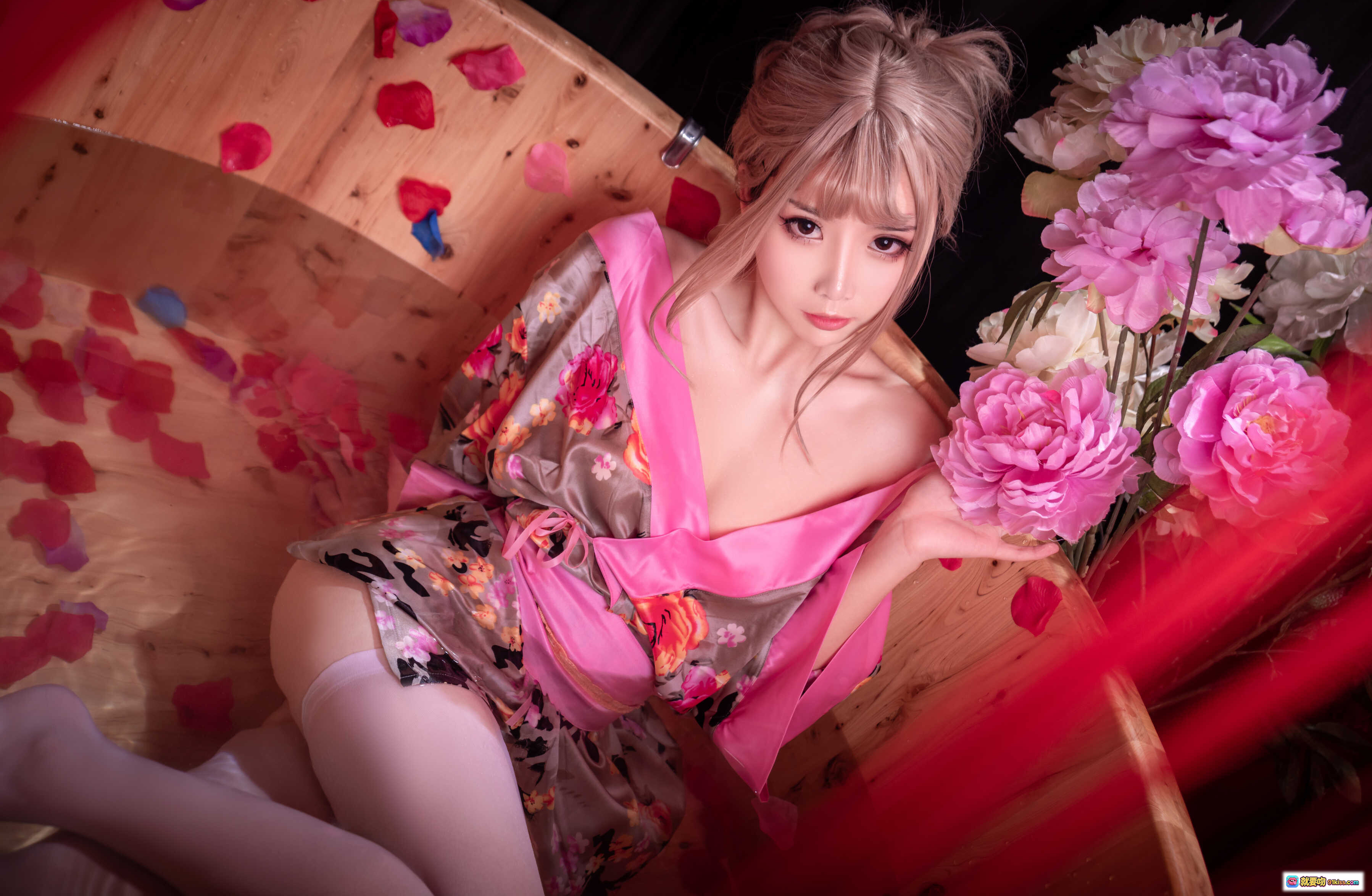 图片[2] - 面饼仙儿NO.111浴缸花香写真｜粉色和服花瓣点缀｜甜美妆容日系风格｜高清18P美图 - 就要吻