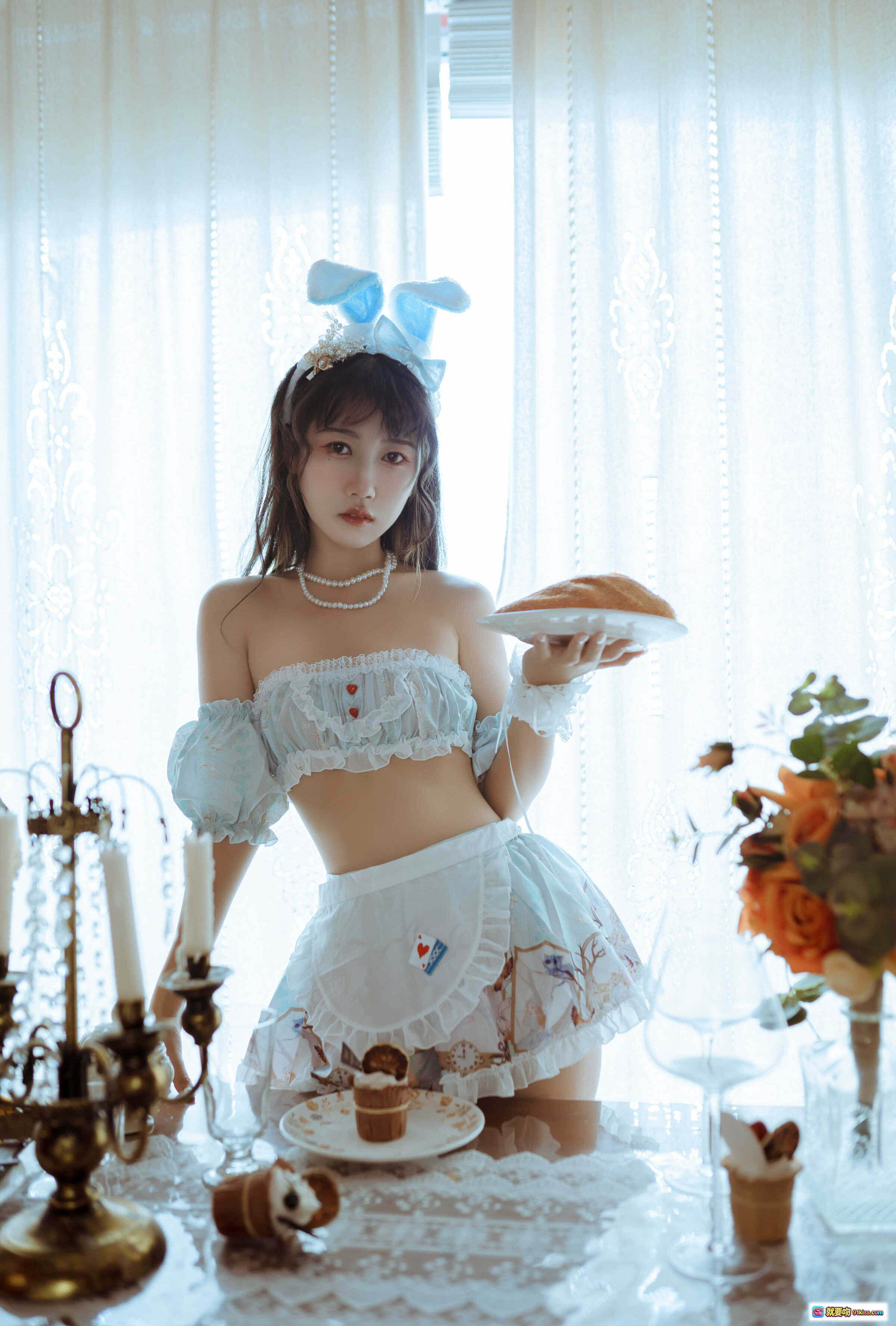 图片[8] - 不呆猫NO.025兔子女友写真｜蓝白洛丽塔兔耳造型+蕾丝吊带+珍珠配饰+透明薄纱+美腿袜+室内柔光氛围感 - 就要吻