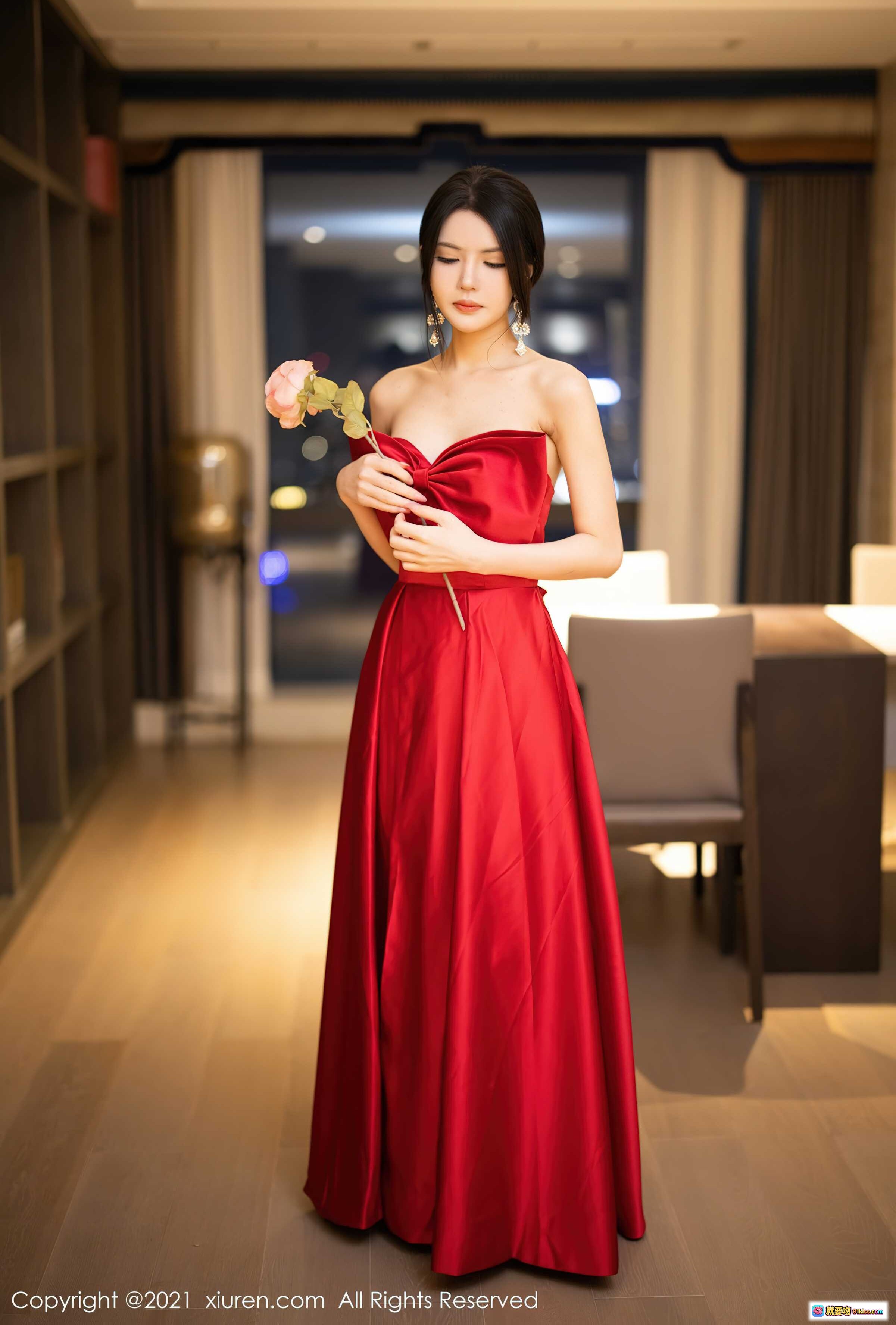 图片[1] - 媛媛酱红裙优雅写真｜抹胸长裙手持玫瑰｜室内暖光氛围感大片｜秀人网2021精选人像摄影 - 就要吻