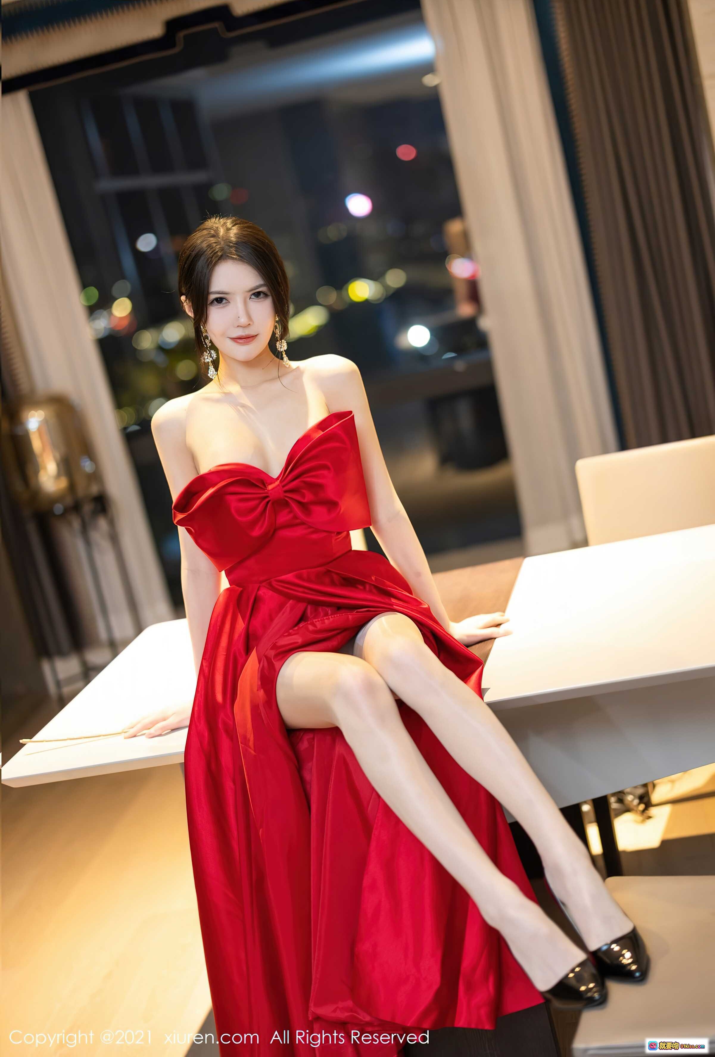 图片[10] - 媛媛酱红裙优雅写真｜抹胸长裙手持玫瑰｜室内暖光氛围感大片｜秀人网2021精选人像摄影 - 就要吻