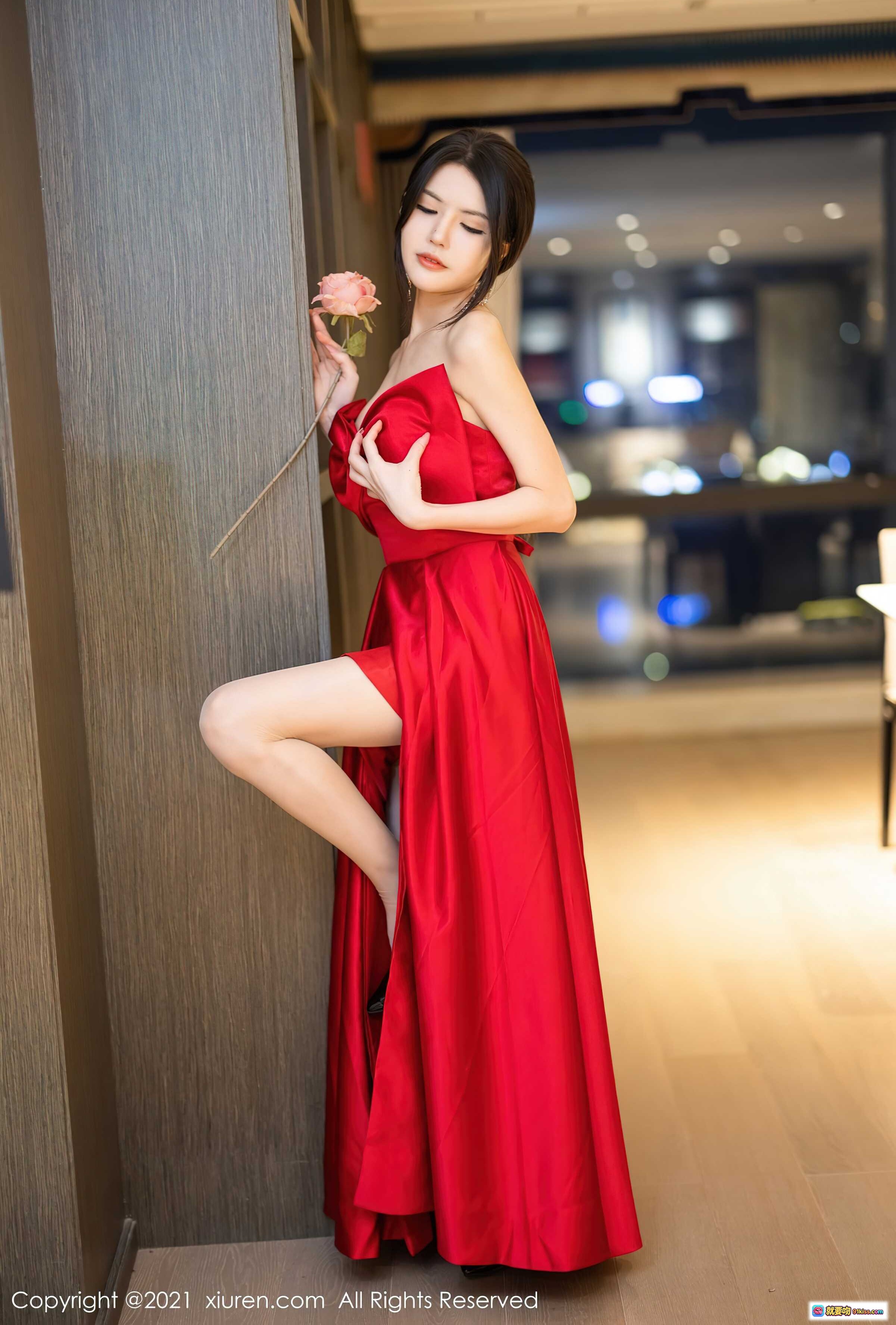 图片[2] - 媛媛酱红裙优雅写真｜抹胸长裙手持玫瑰｜室内暖光氛围感大片｜秀人网2021精选人像摄影 - 就要吻