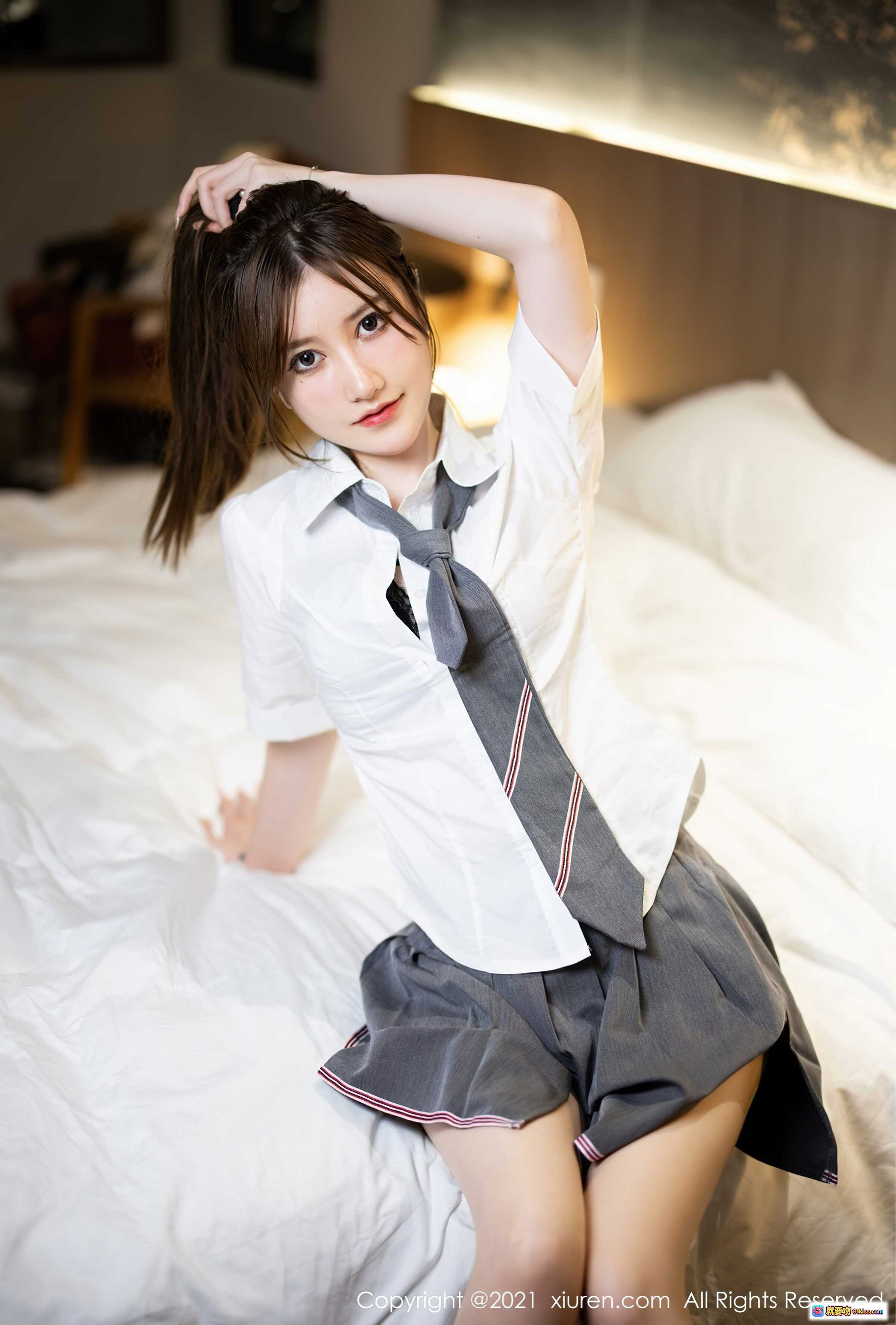图片[1] - 美桃酱校园风制服写真 | 白衬衫灰短裙少女感 | 床上慵懒姿态 | XiuRen秀人网No.3882 2021.09.01 - 就要吻