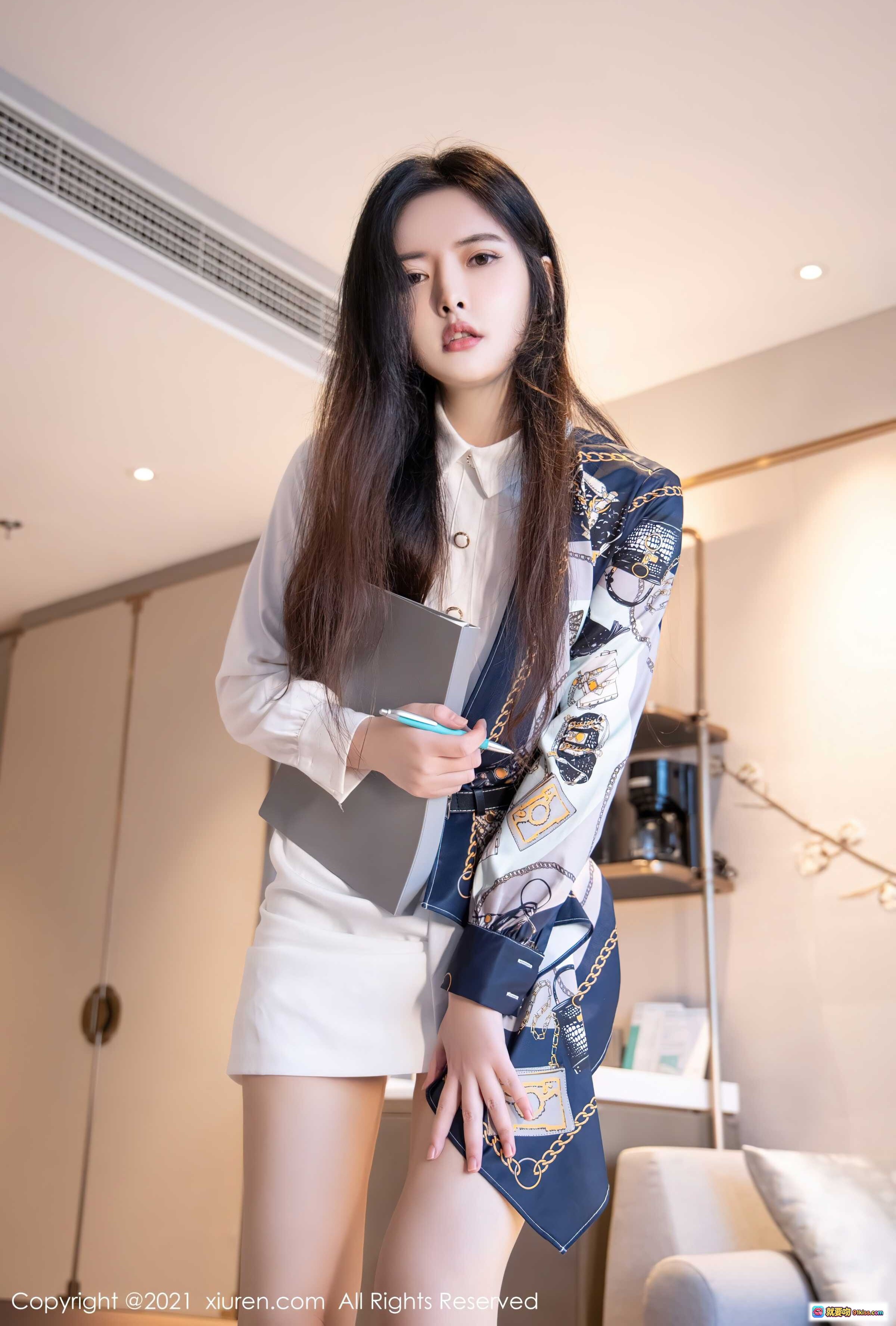 图片[7] - 白露小猪优雅写真 | XiuRen秀人网No.3975 | 长发白衣配印花外套 | 室内艺术氛围美拍 - 就要吻