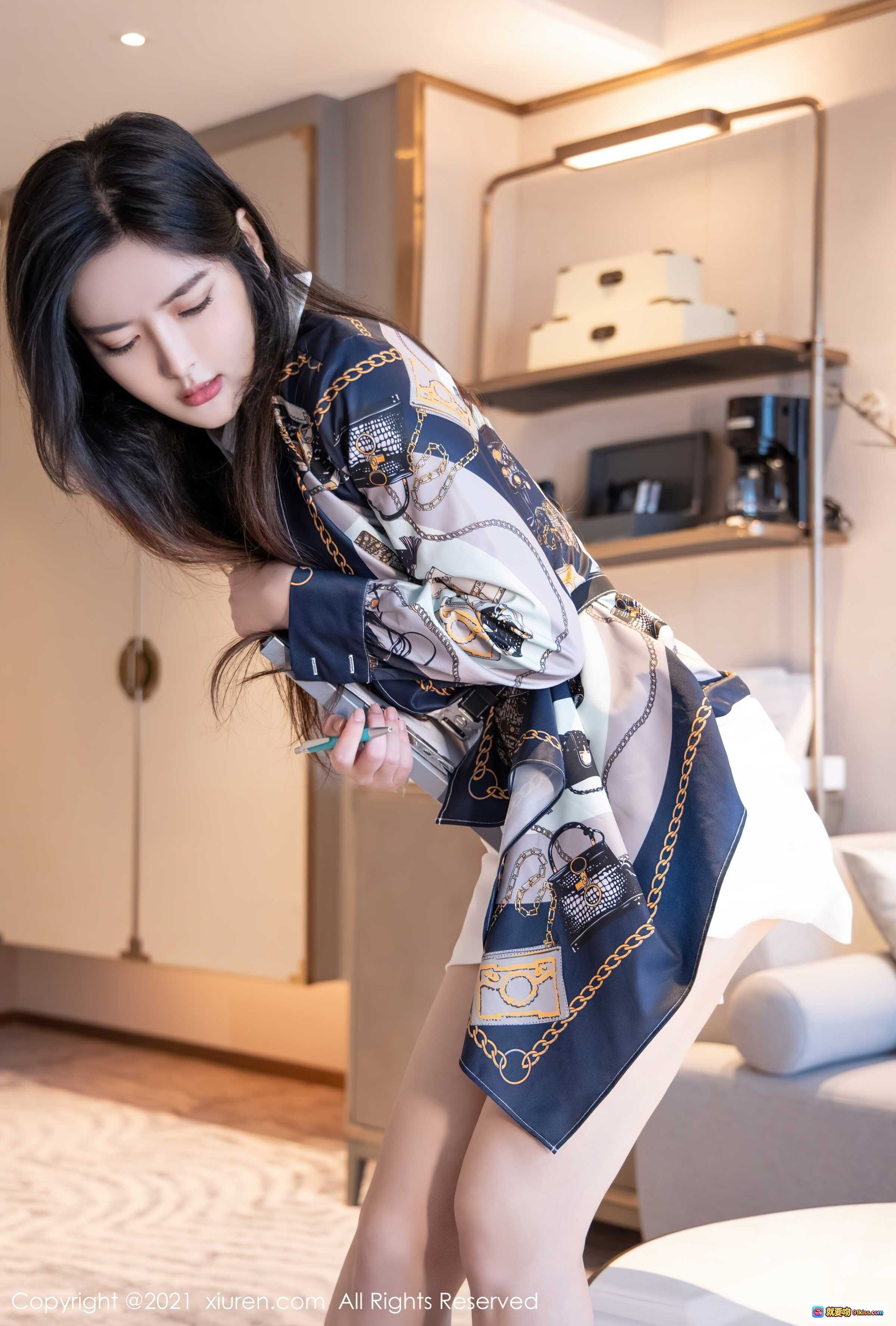 图片[8] - 白露小猪优雅写真 | XiuRen秀人网No.3975 | 长发白衣配印花外套 | 室内艺术氛围美拍 - 就要吻