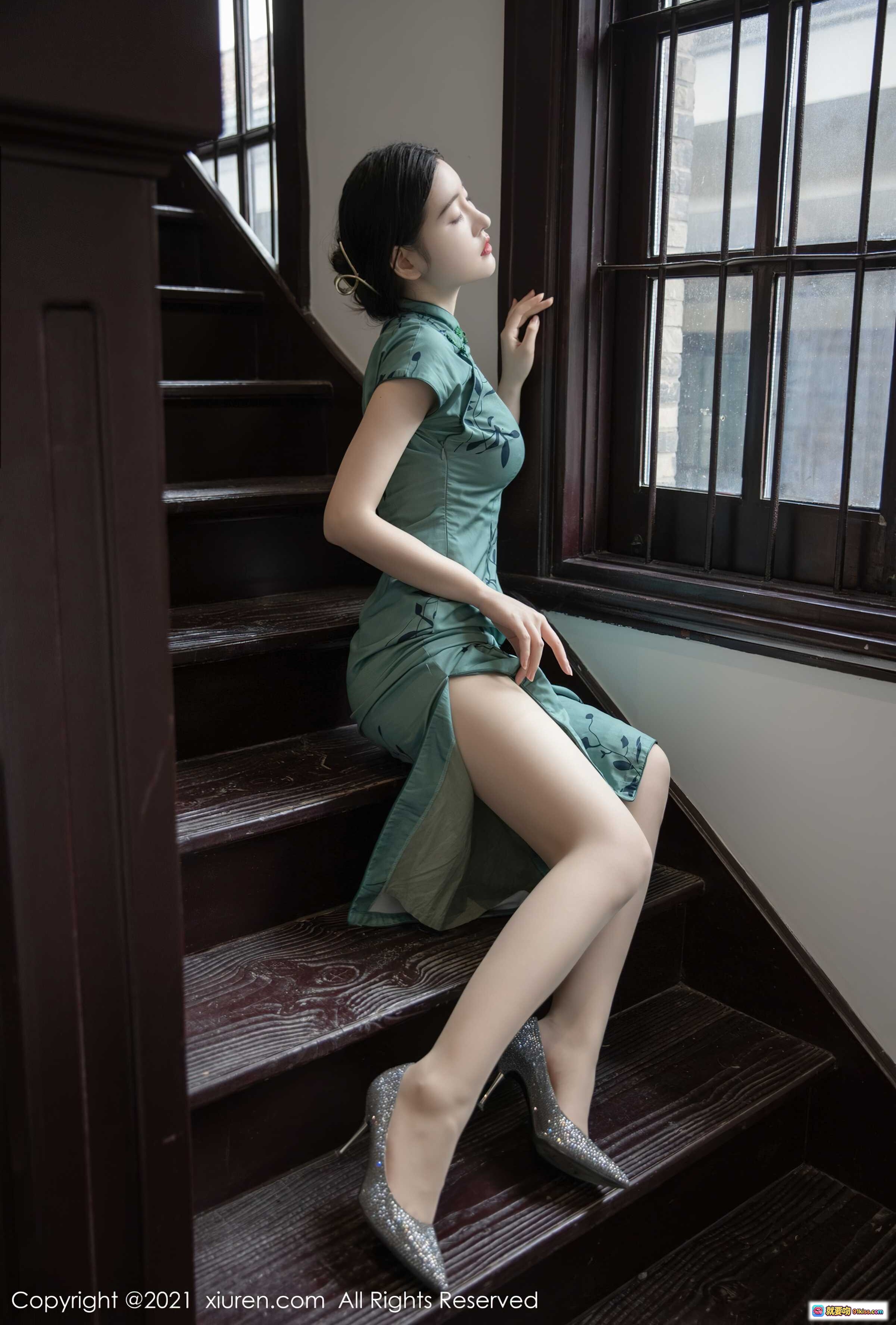 图片[1] - 沈梦瑶旗袍写真｜绿色刺绣高开叉旗袍搭配闪亮高跟鞋｜楼梯窗边优雅姿态｜XIUREN秀人网2021.10.12 No.4048 - 就要吻