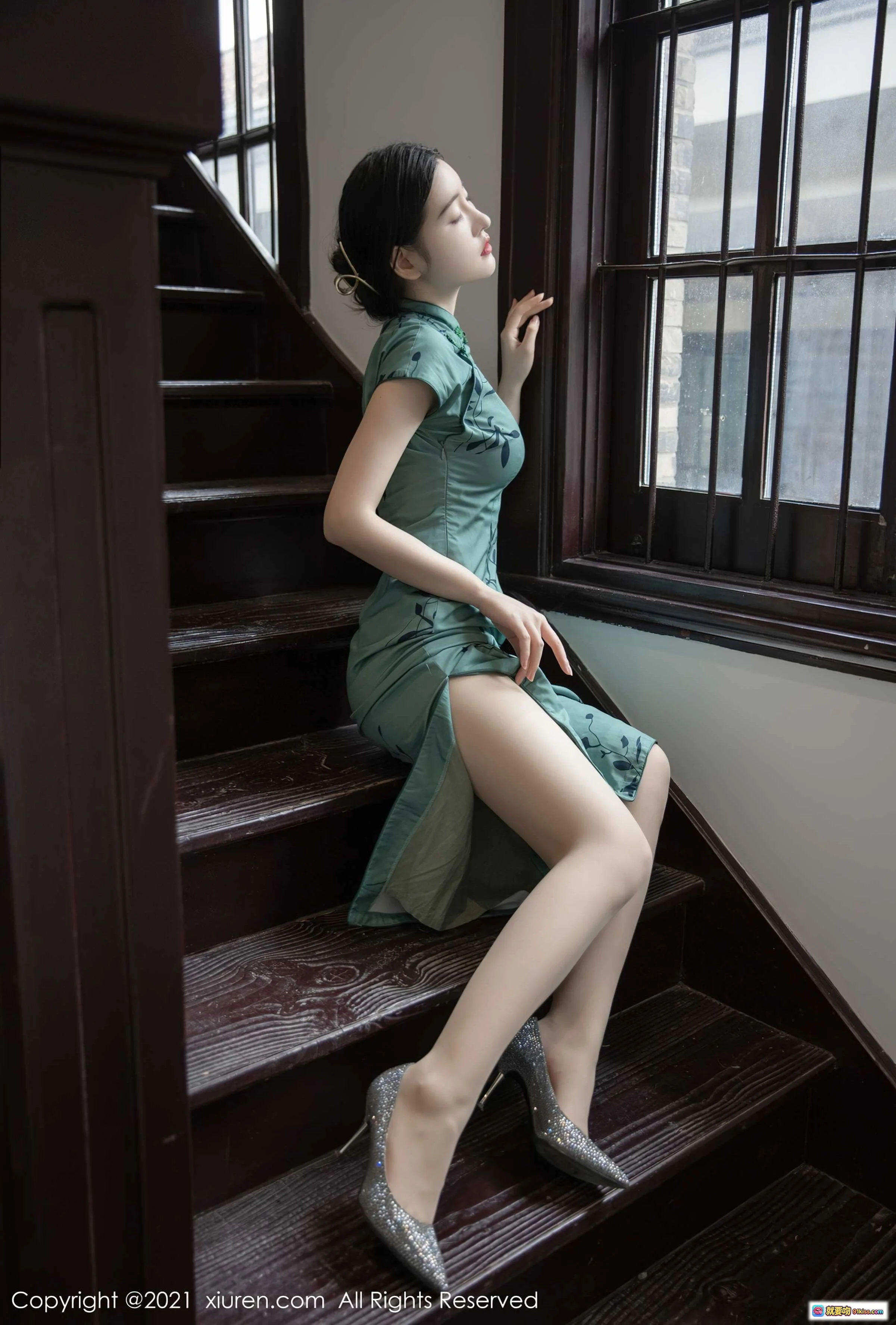 沈梦瑶旗袍写真｜绿色刺绣高开叉旗袍搭配闪亮高跟鞋｜楼梯窗边优雅姿态｜XIUREN秀人网2021.10.12 No.4048 - 就要吻