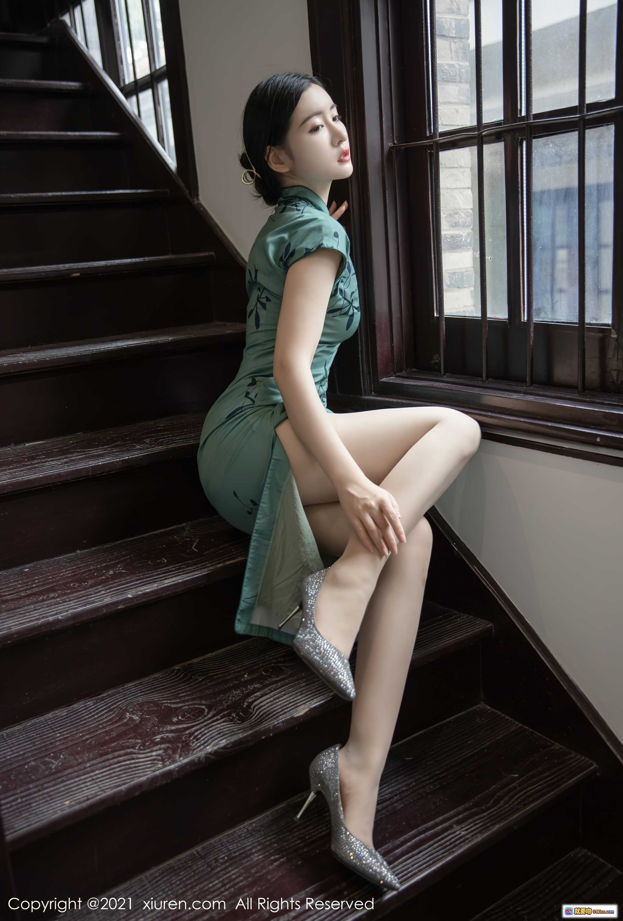 图片[3] - 沈梦瑶旗袍写真｜绿色刺绣高开叉旗袍搭配闪亮高跟鞋｜楼梯窗边优雅姿态｜XIUREN秀人网2021.10.12 No.4048 - 就要吻