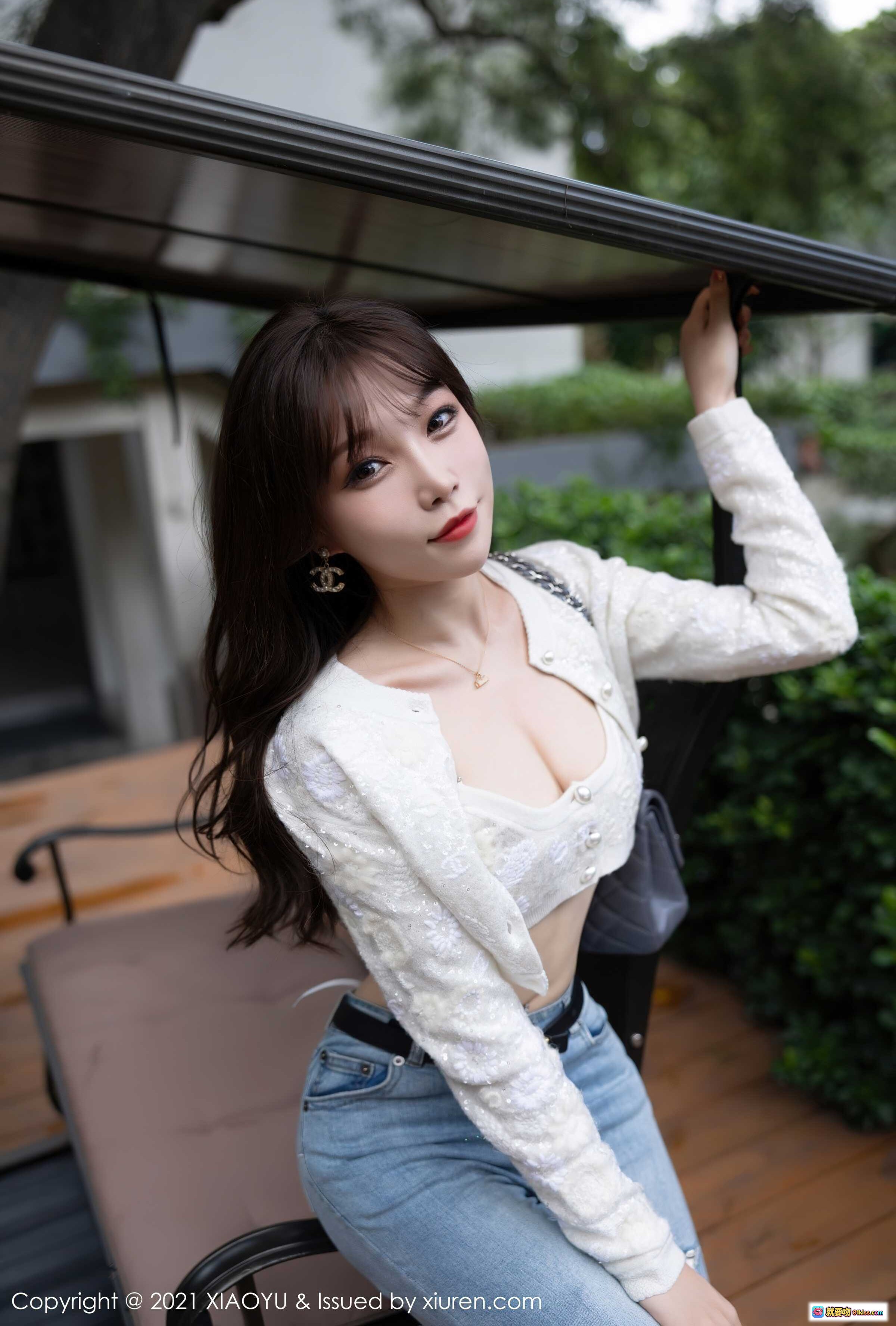 图片[8] - 芝芝Booty户外写真 | 白色蕾丝上衣+破洞牛仔裤 | 甜美长发侧颜回眸 | XIAOYU语画界Vol.627 - 就要吻