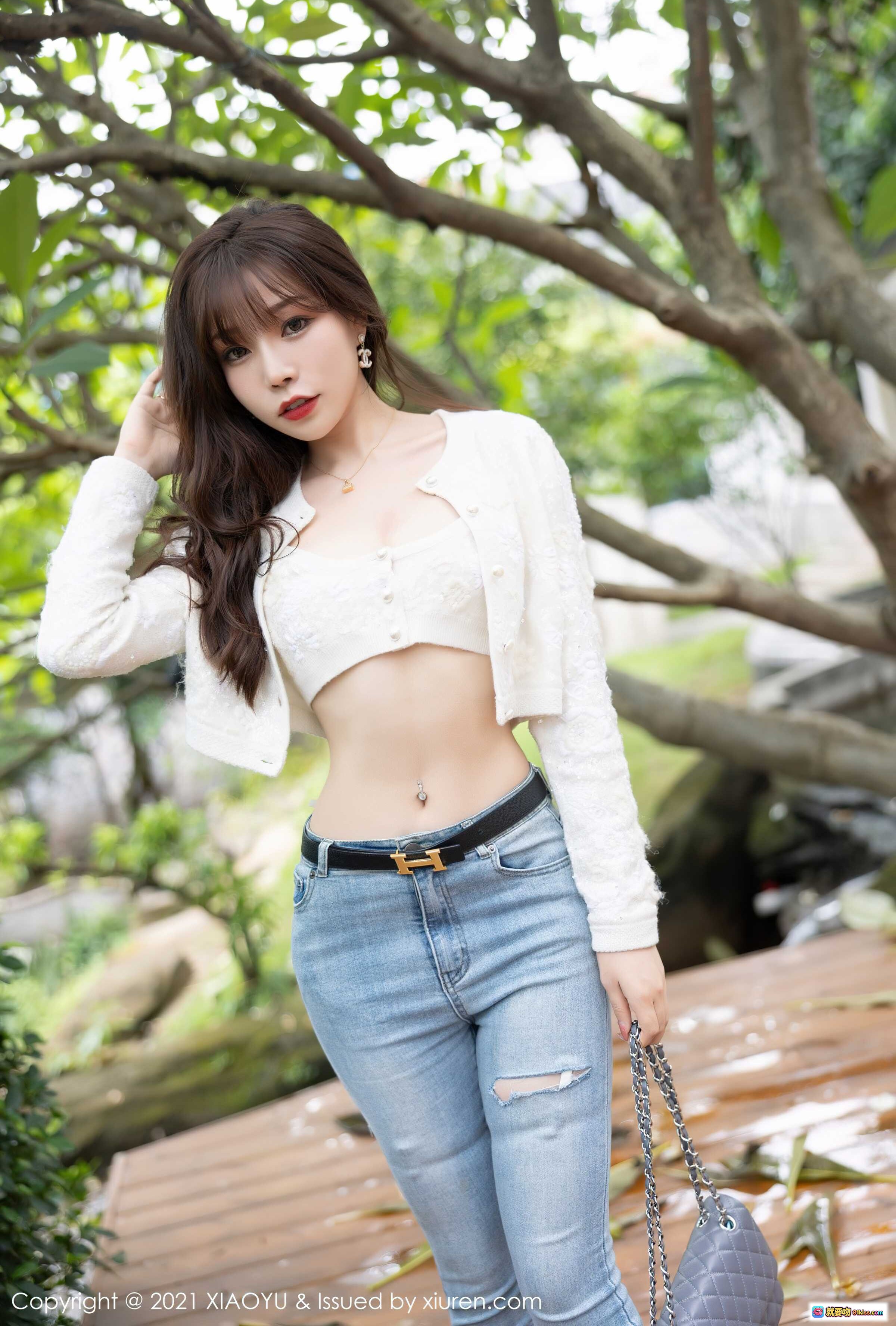 图片[3] - 芝芝Booty户外写真 | 白色蕾丝上衣+破洞牛仔裤 | 甜美长发侧颜回眸 | XIAOYU语画界Vol.627 - 就要吻