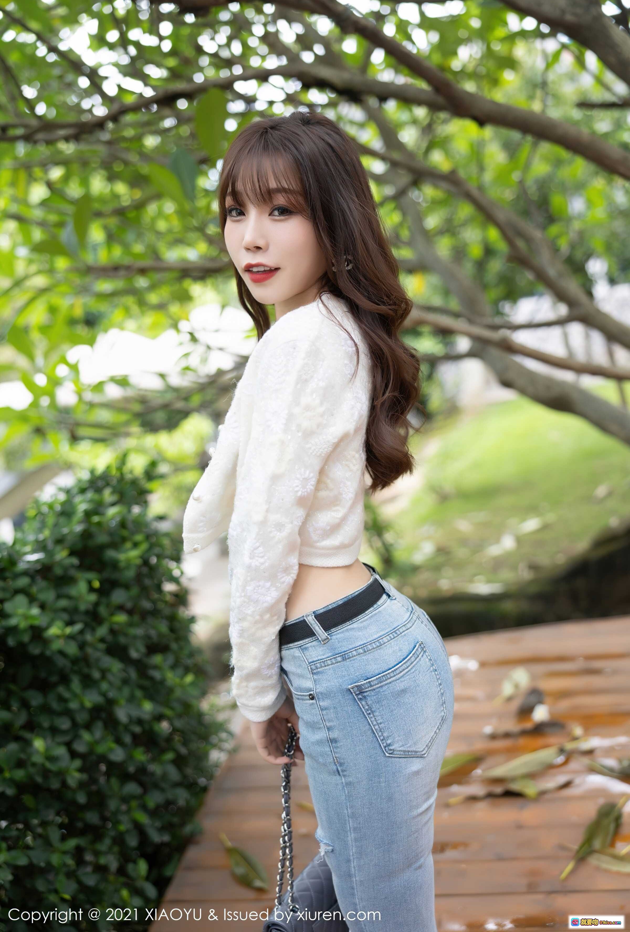 图片[2] - 芝芝Booty户外写真 | 白色蕾丝上衣+破洞牛仔裤 | 甜美长发侧颜回眸 | XIAOYU语画界Vol.627 - 就要吻