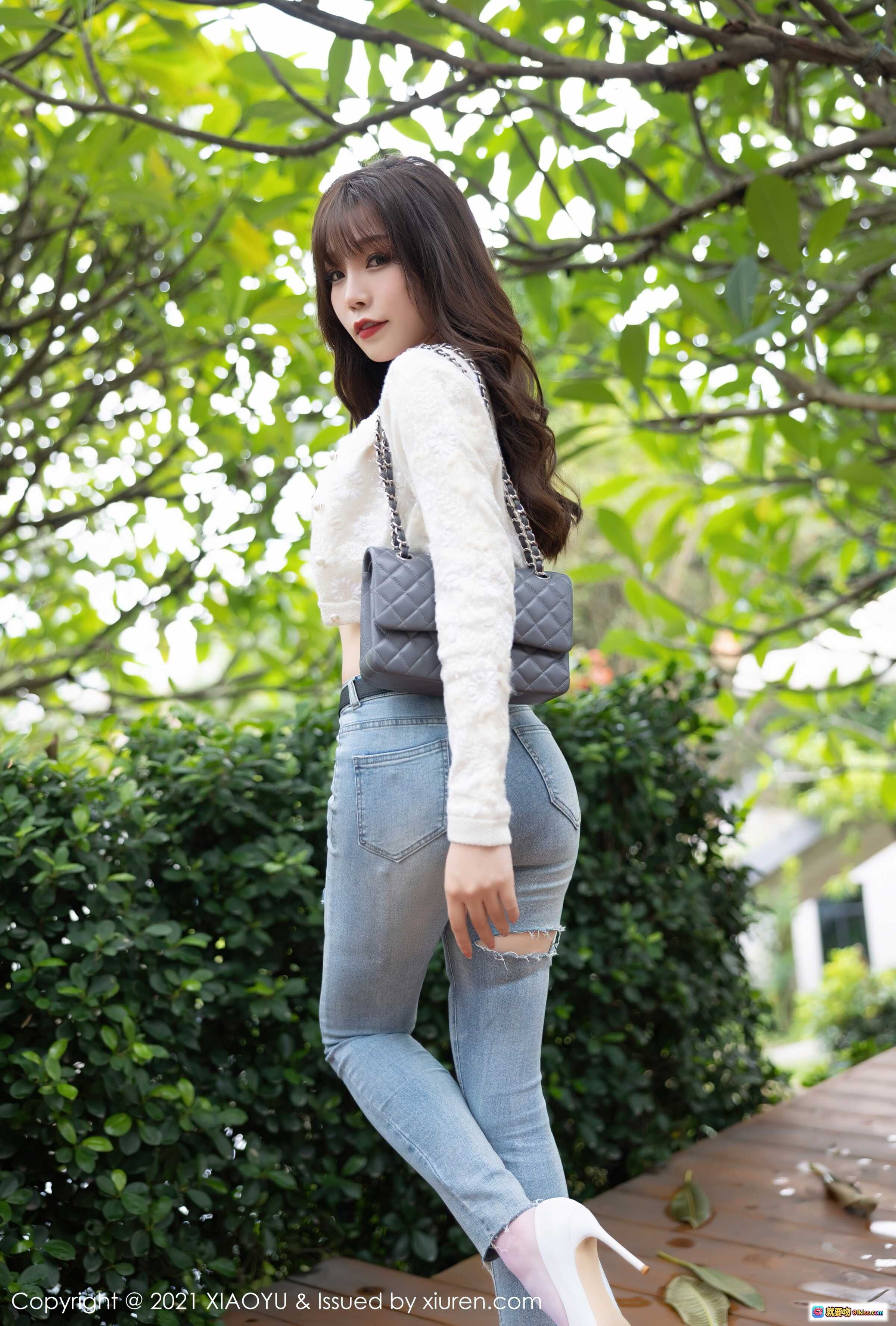 图片[6] - 芝芝Booty户外写真 | 白色蕾丝上衣+破洞牛仔裤 | 甜美长发侧颜回眸 | XIAOYU语画界Vol.627 - 就要吻