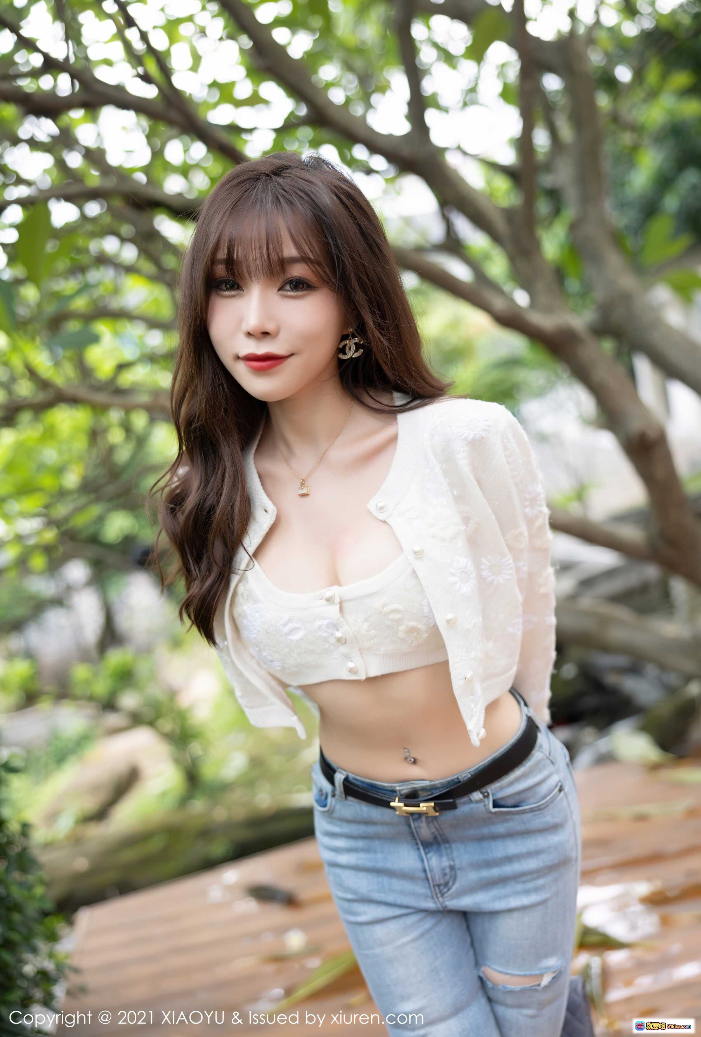 图片[4] - 芝芝Booty户外写真 | 白色蕾丝上衣+破洞牛仔裤 | 甜美长发侧颜回眸 | XIAOYU语画界Vol.627 - 就要吻