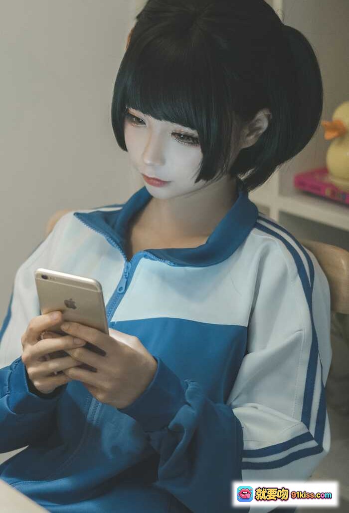 图片[1] - 蠢沫沫NO.139《叫兽的恶作剧》学妹篇 cosplay 短发黑发校服少女 手机专注神情 蓝白运动外套 清新室内写真 - 就要吻