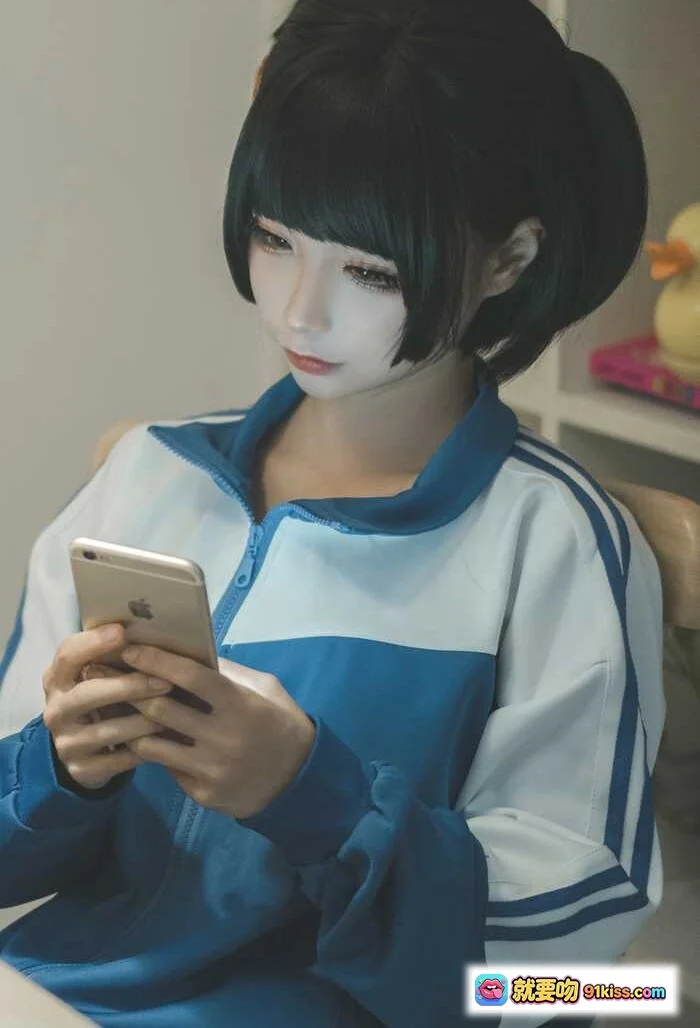 蠢沫沫NO.139《叫兽的恶作剧》学妹篇 cosplay 短发黑发校服少女 手机专注神情 蓝白运动外套 清新室内写真 - 就要吻