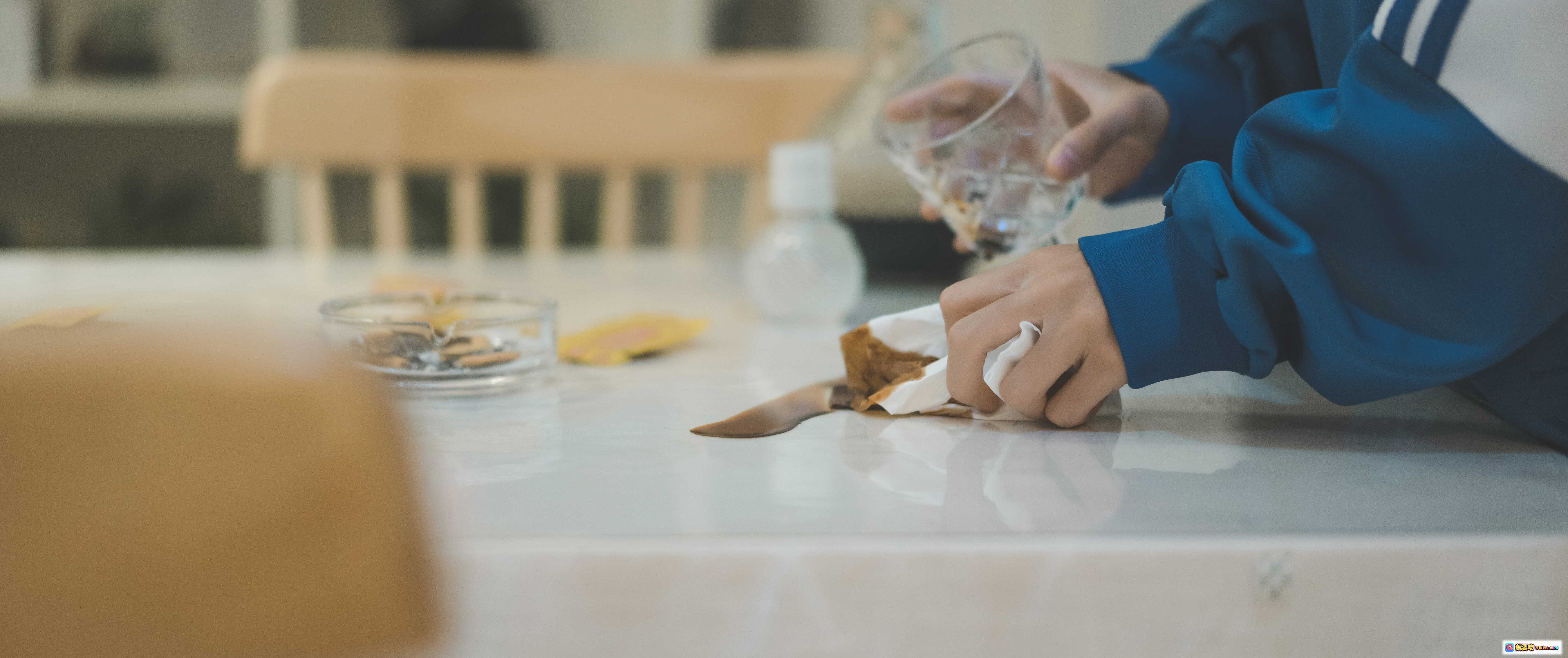 图片[9] - 蠢沫沫NO.139《叫兽的恶作剧》学妹篇 cosplay 短发黑发校服少女 手机专注神情 蓝白运动外套 清新室内写真 - 就要吻