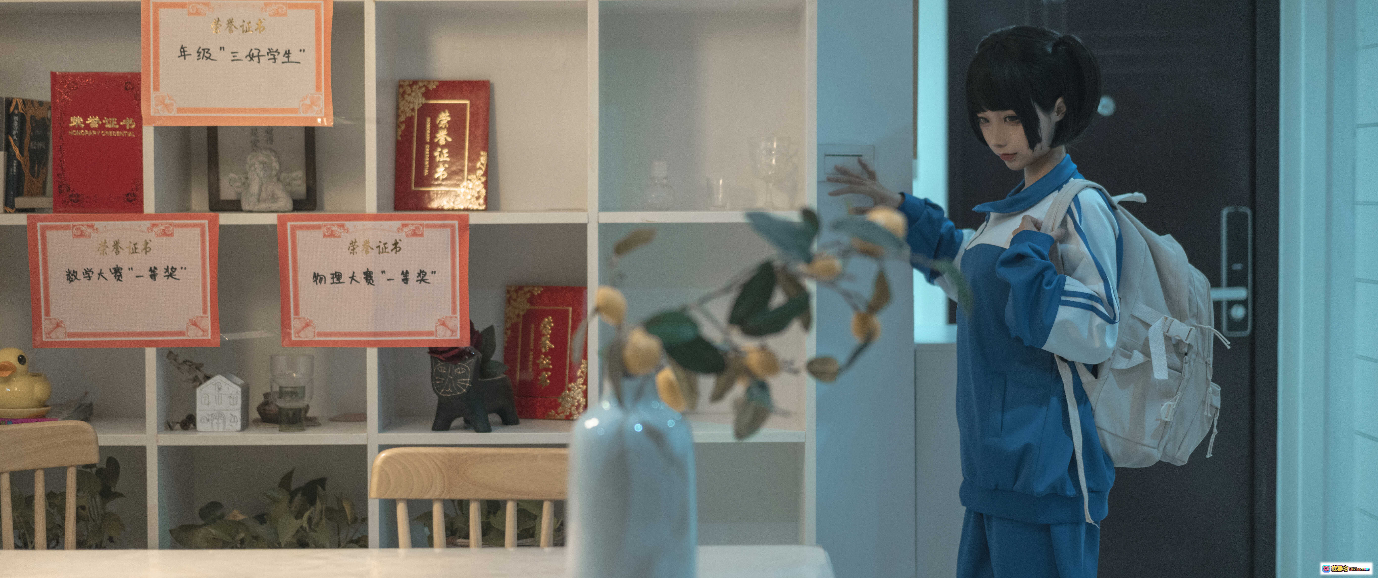 图片[7] - 蠢沫沫NO.139《叫兽的恶作剧》学妹篇 cosplay 短发黑发校服少女 手机专注神情 蓝白运动外套 清新室内写真 - 就要吻