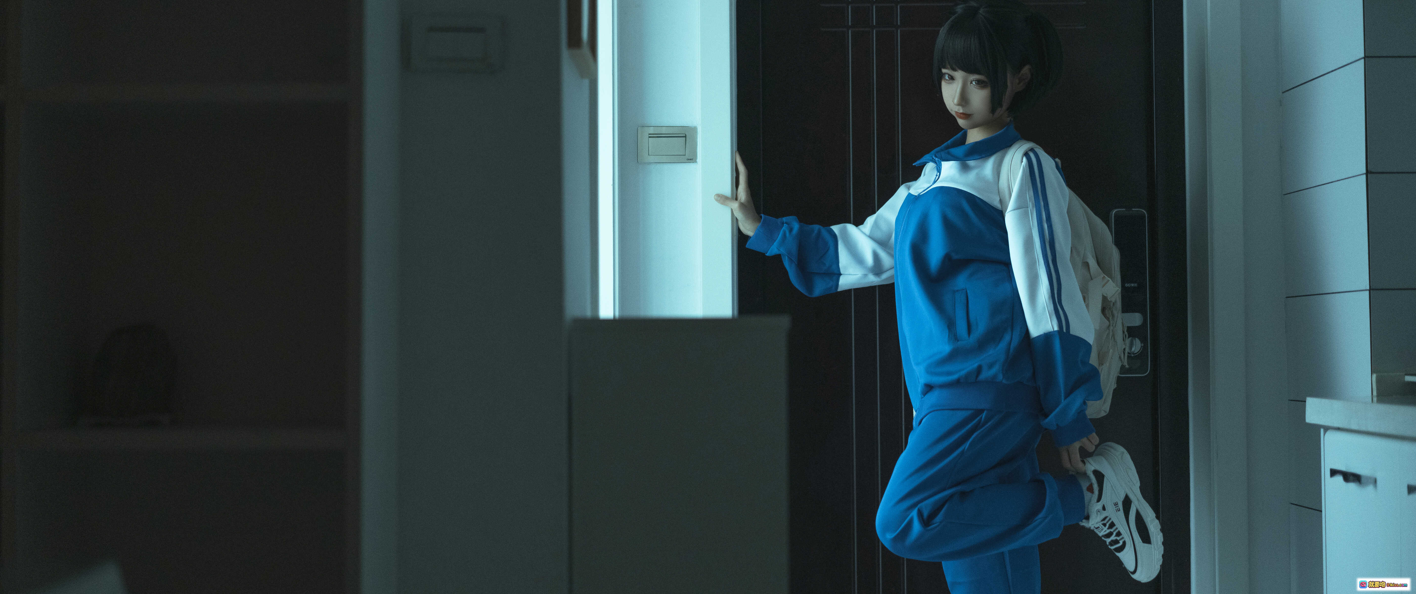 图片[5] - 蠢沫沫NO.139《叫兽的恶作剧》学妹篇 cosplay 短发黑发校服少女 手机专注神情 蓝白运动外套 清新室内写真 - 就要吻