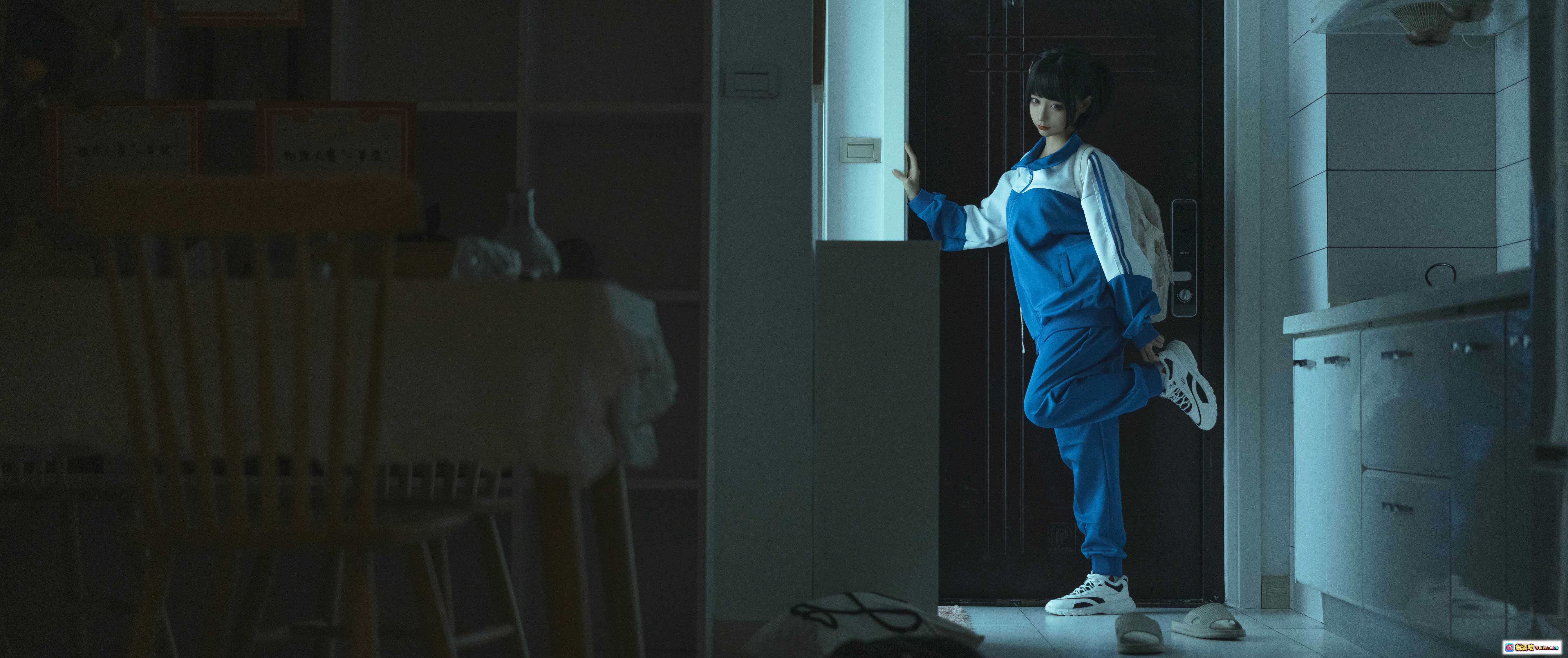 图片[4] - 蠢沫沫NO.139《叫兽的恶作剧》学妹篇 cosplay 短发黑发校服少女 手机专注神情 蓝白运动外套 清新室内写真 - 就要吻