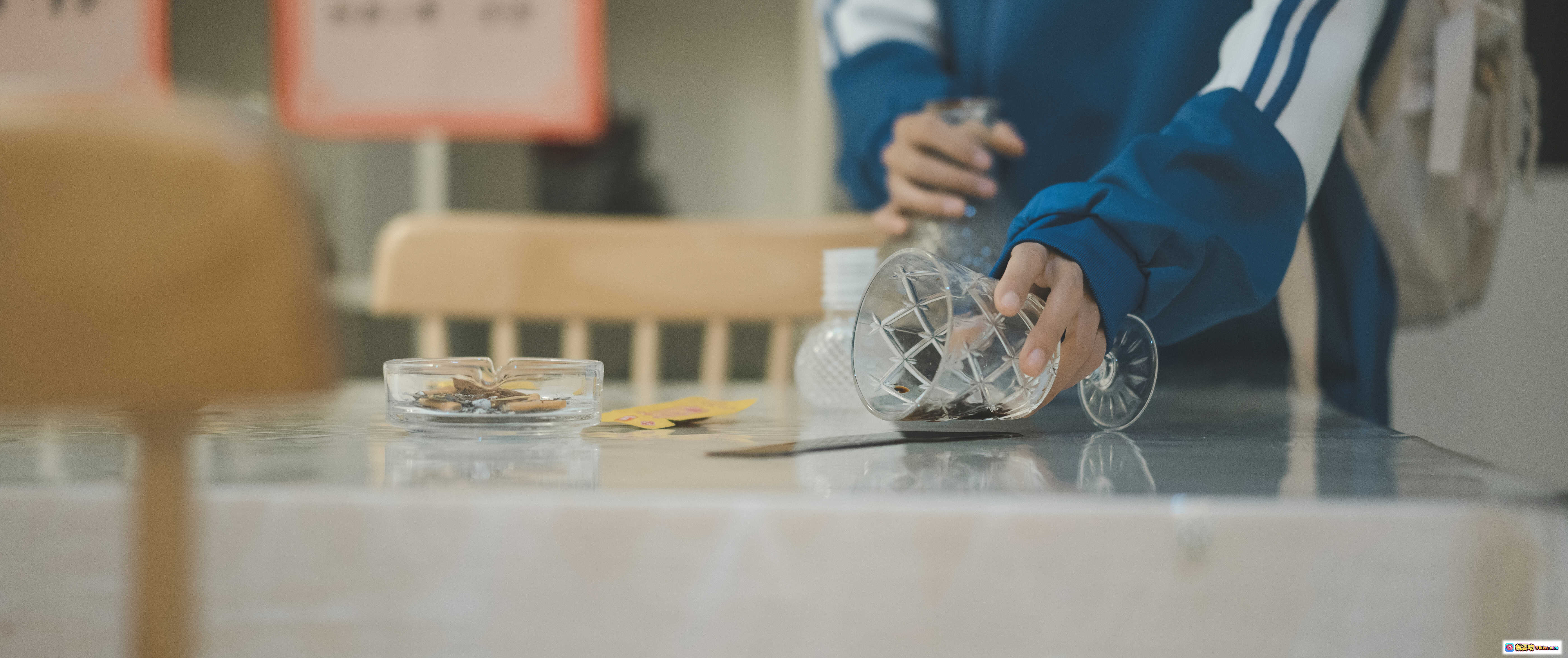 图片[8] - 蠢沫沫NO.139《叫兽的恶作剧》学妹篇 cosplay 短发黑发校服少女 手机专注神情 蓝白运动外套 清新室内写真 - 就要吻