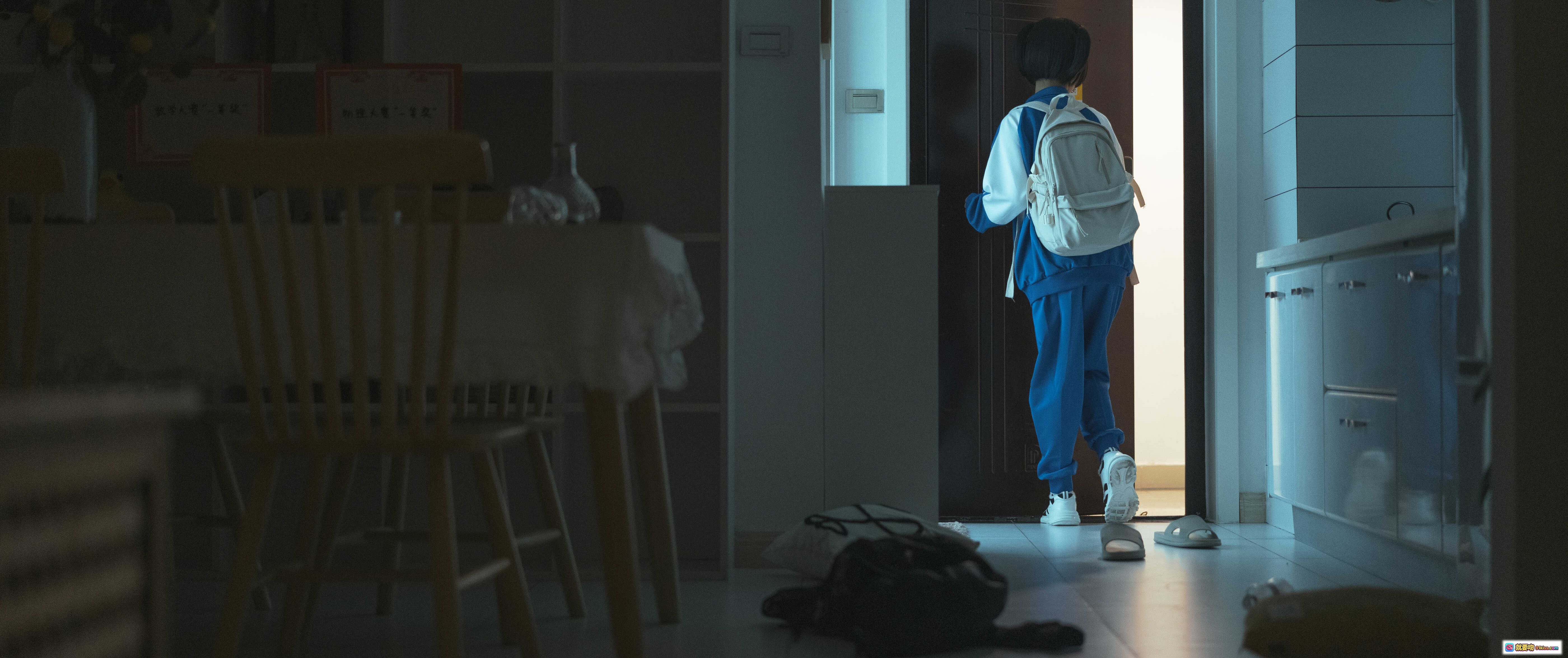 图片[2] - 蠢沫沫NO.139《叫兽的恶作剧》学妹篇 cosplay 短发黑发校服少女 手机专注神情 蓝白运动外套 清新室内写真 - 就要吻