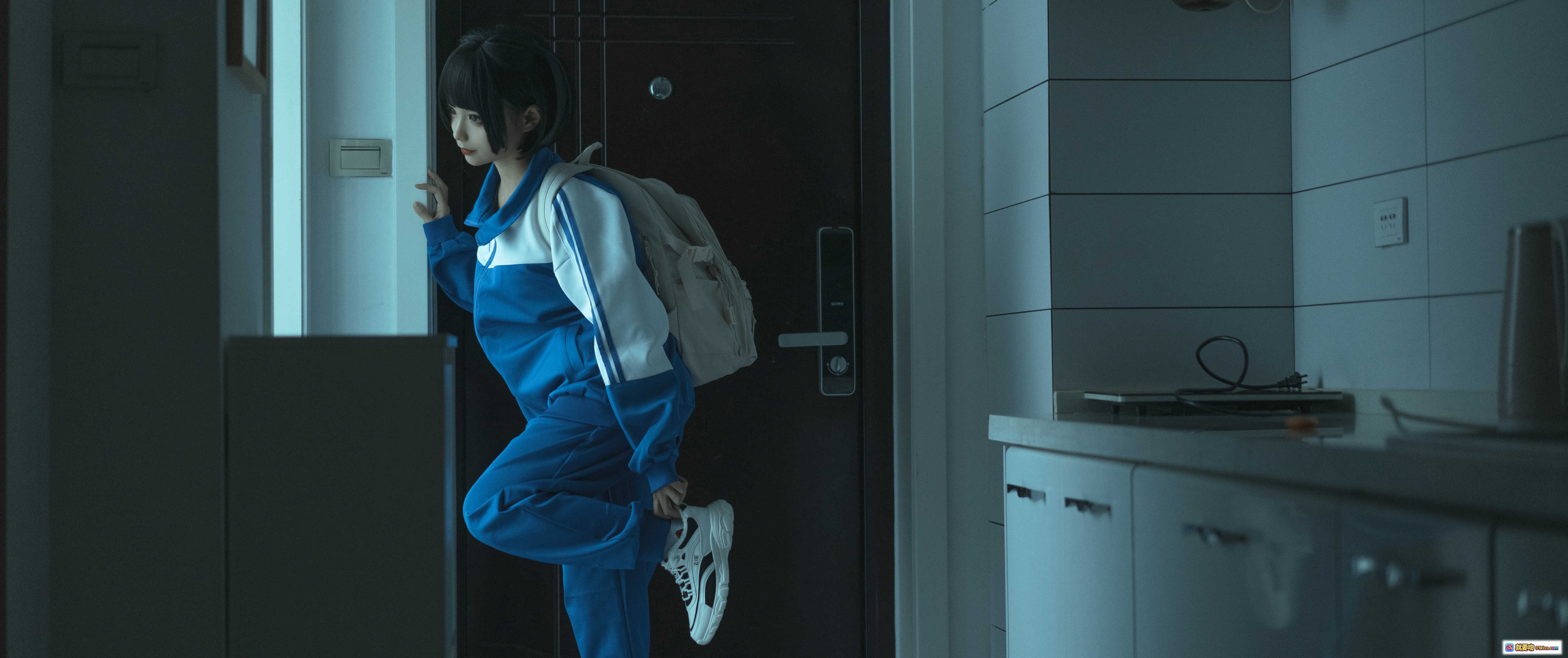 图片[3] - 蠢沫沫NO.139《叫兽的恶作剧》学妹篇 cosplay 短发黑发校服少女 手机专注神情 蓝白运动外套 清新室内写真 - 就要吻