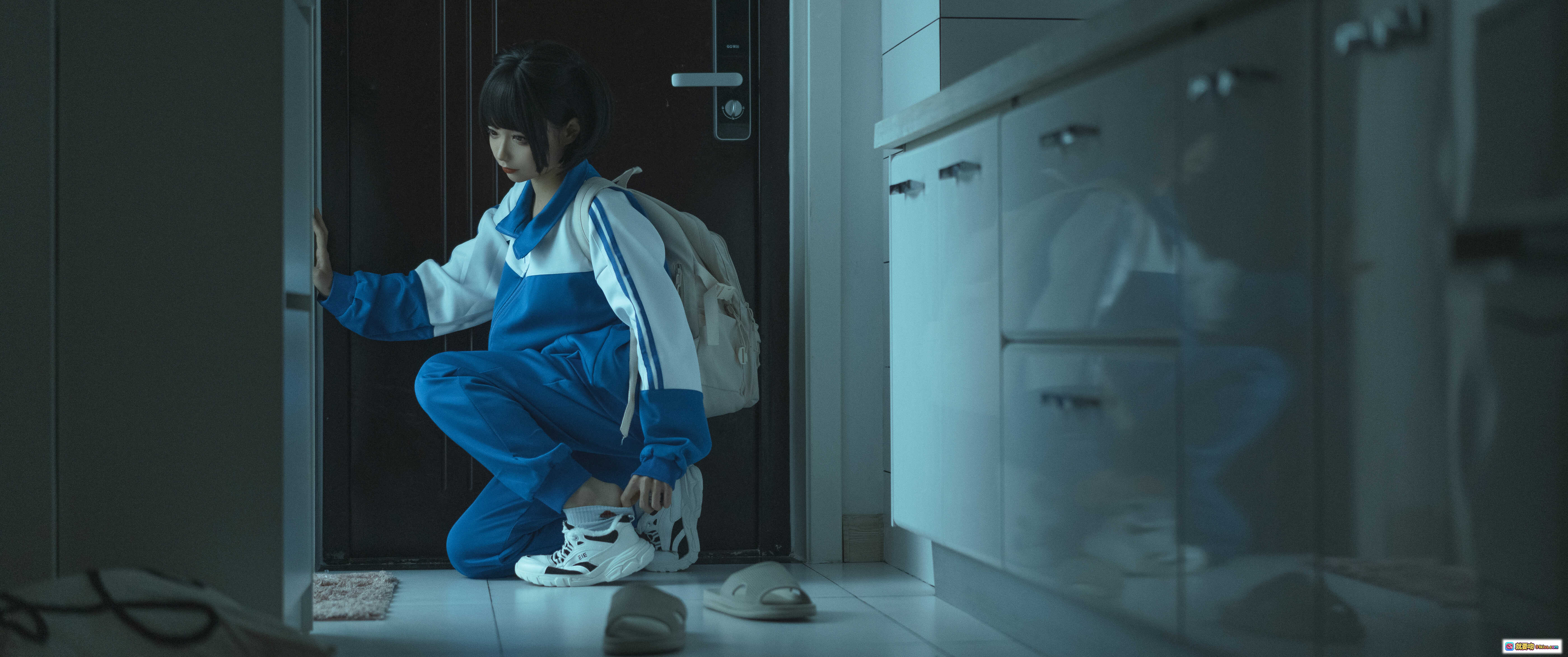 图片[6] - 蠢沫沫NO.139《叫兽的恶作剧》学妹篇 cosplay 短发黑发校服少女 手机专注神情 蓝白运动外套 清新室内写真 - 就要吻