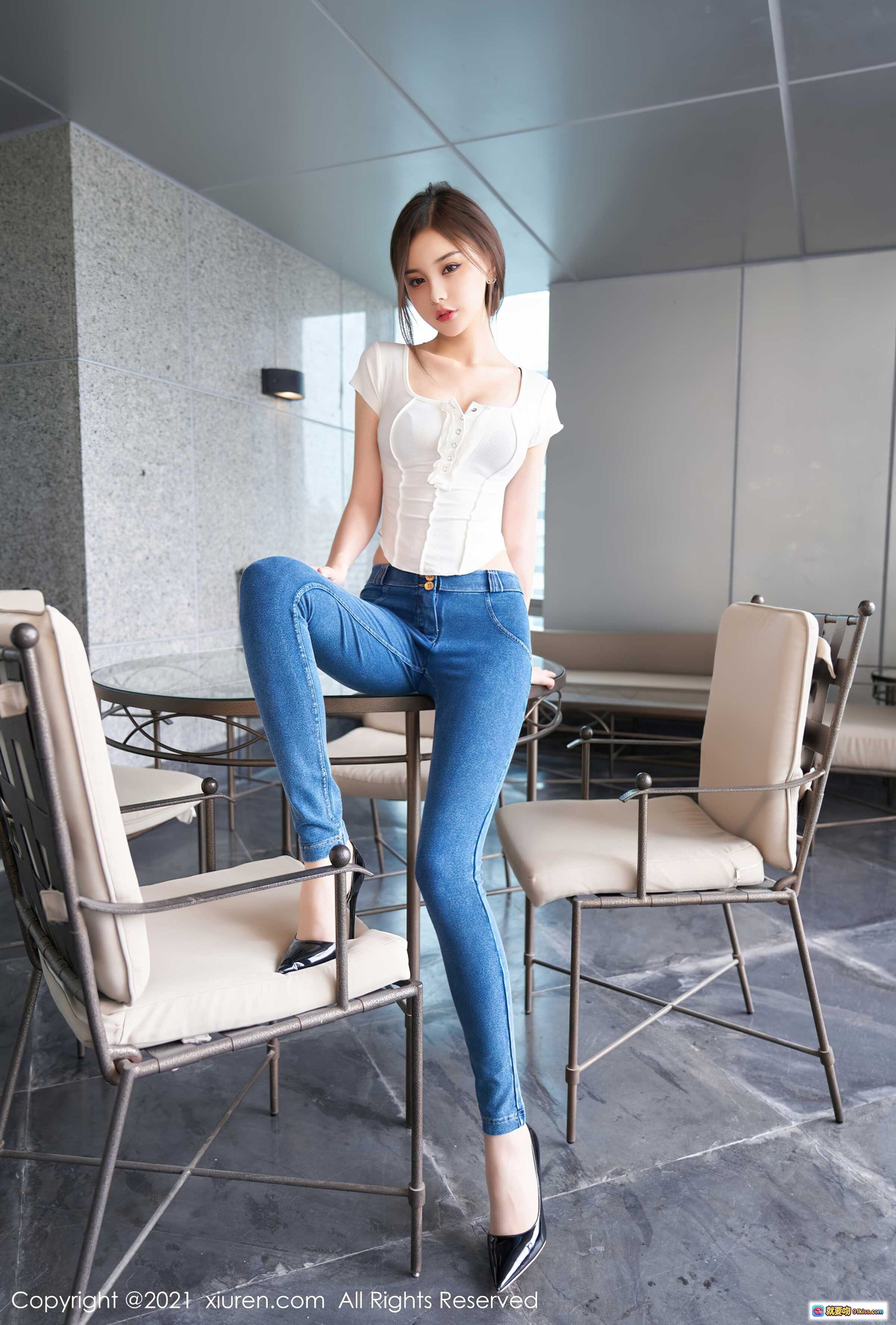 图片[10] - 王心怡性感写真：白T紧身牛仔裤翘臀美腿室内私房照 | XIUREN秀人网2021.11.04 No.4167 - 就要吻